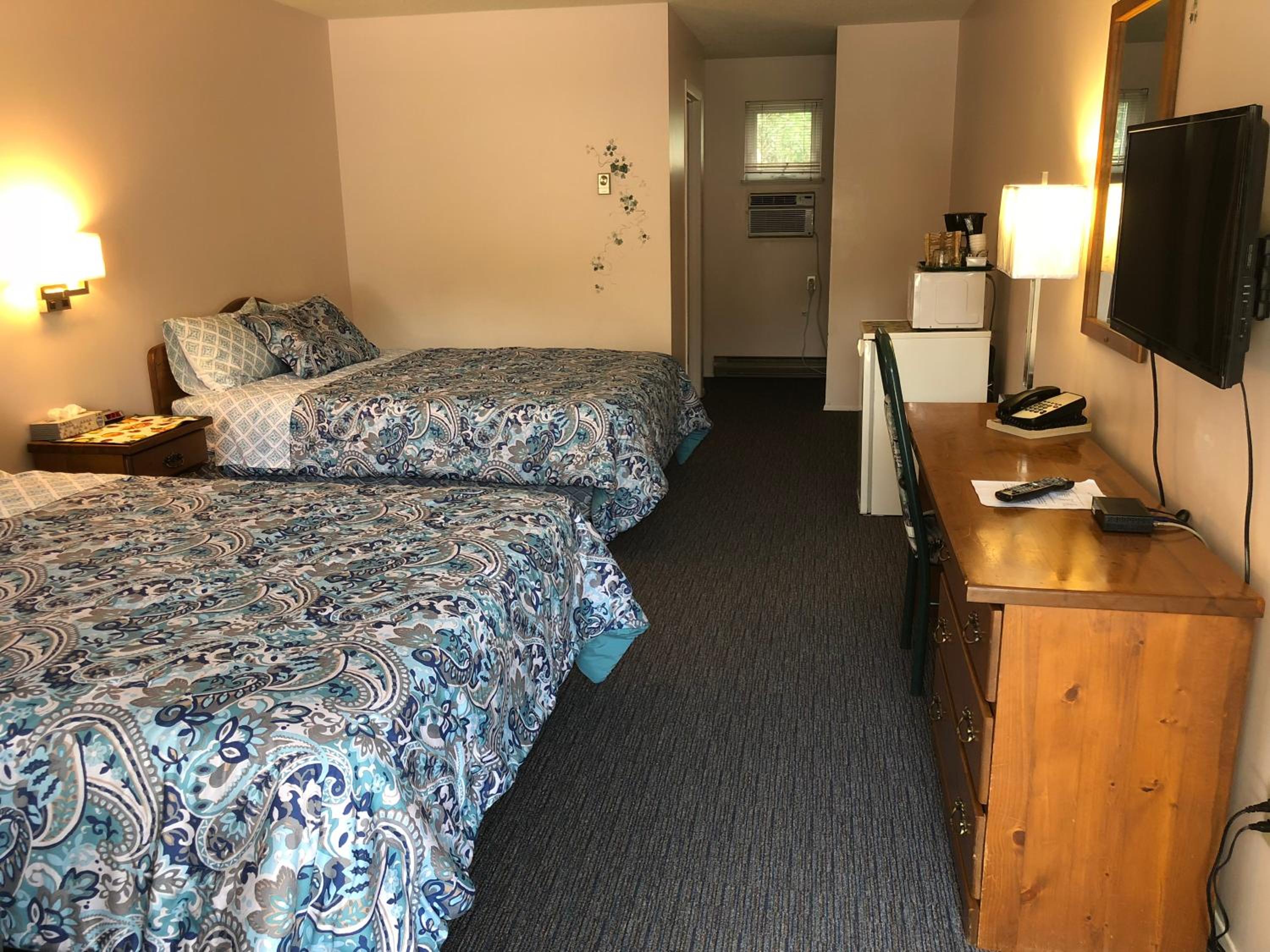 Standard Queen Room with Two Beds