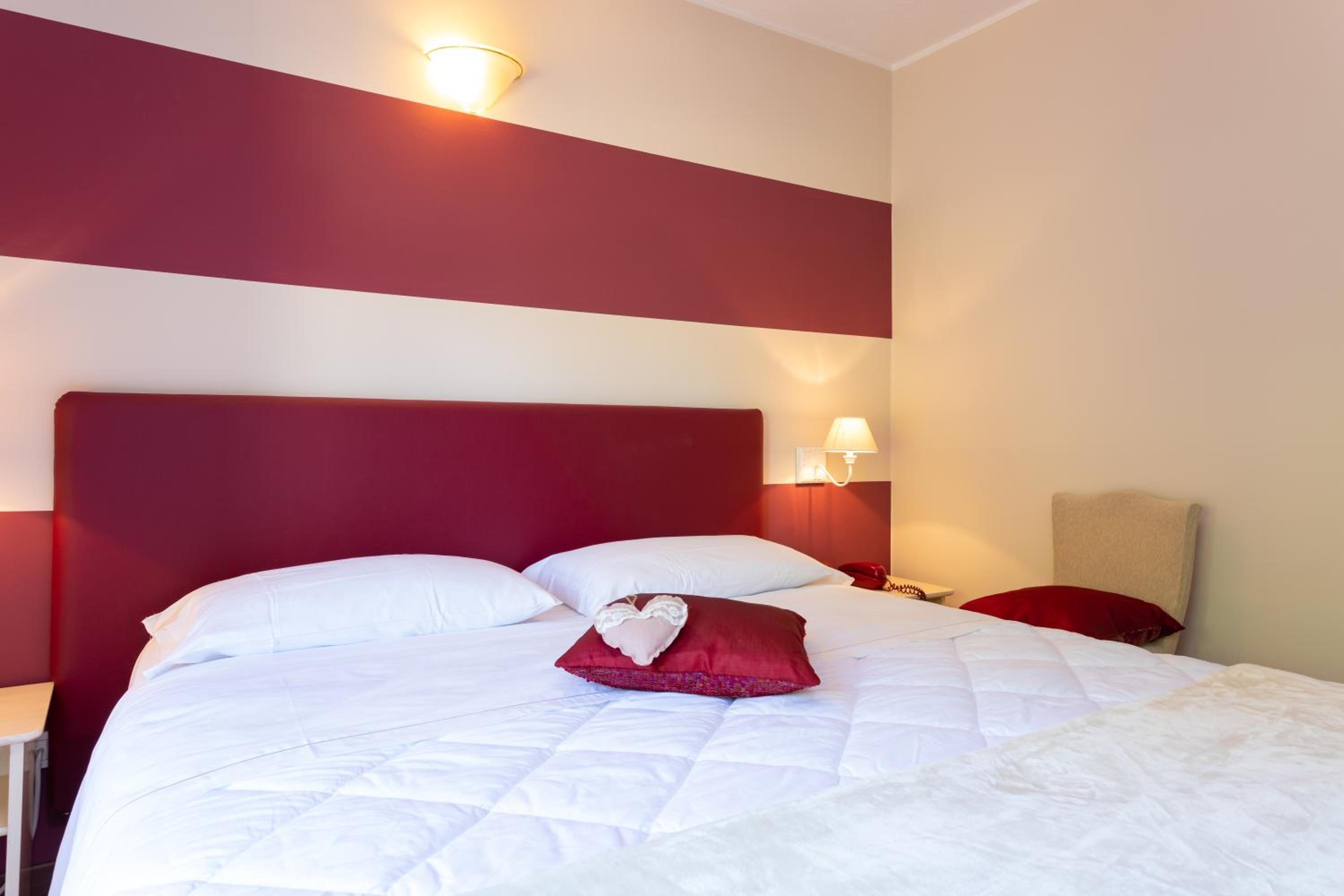 Double or Twin Room with Balcony - Photo 2
