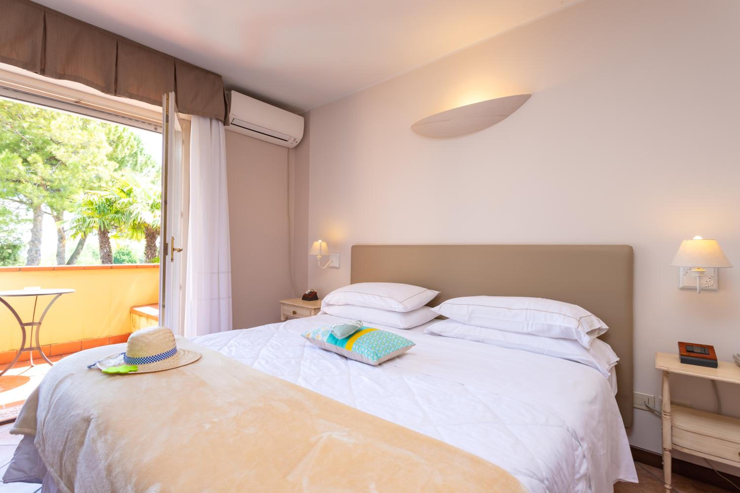 Double or Twin Room with Balcony - Photo 3