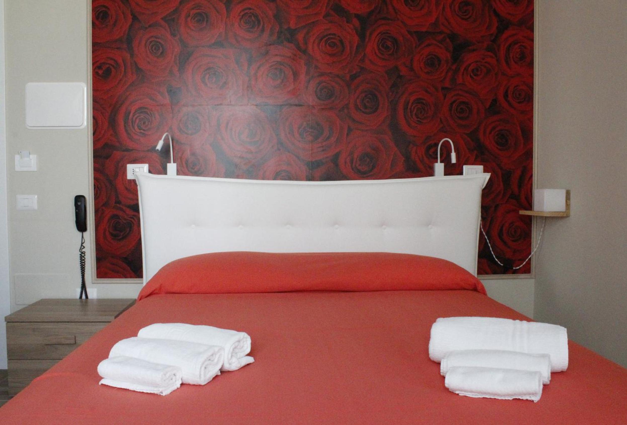 Double Room with Balcony and Partial Sea View - Photo 2