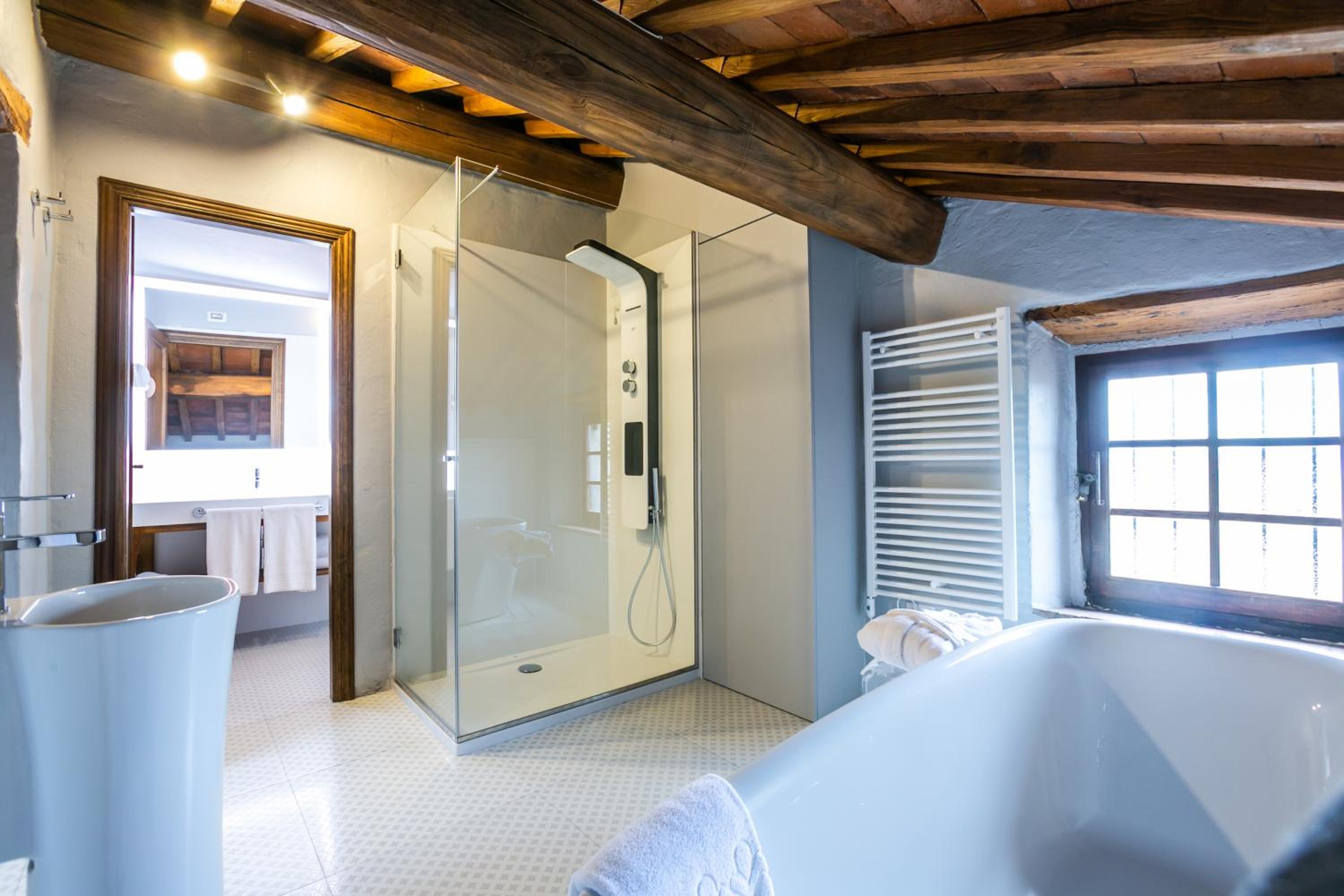 Junior Suite with Spa Access - Photo 11
