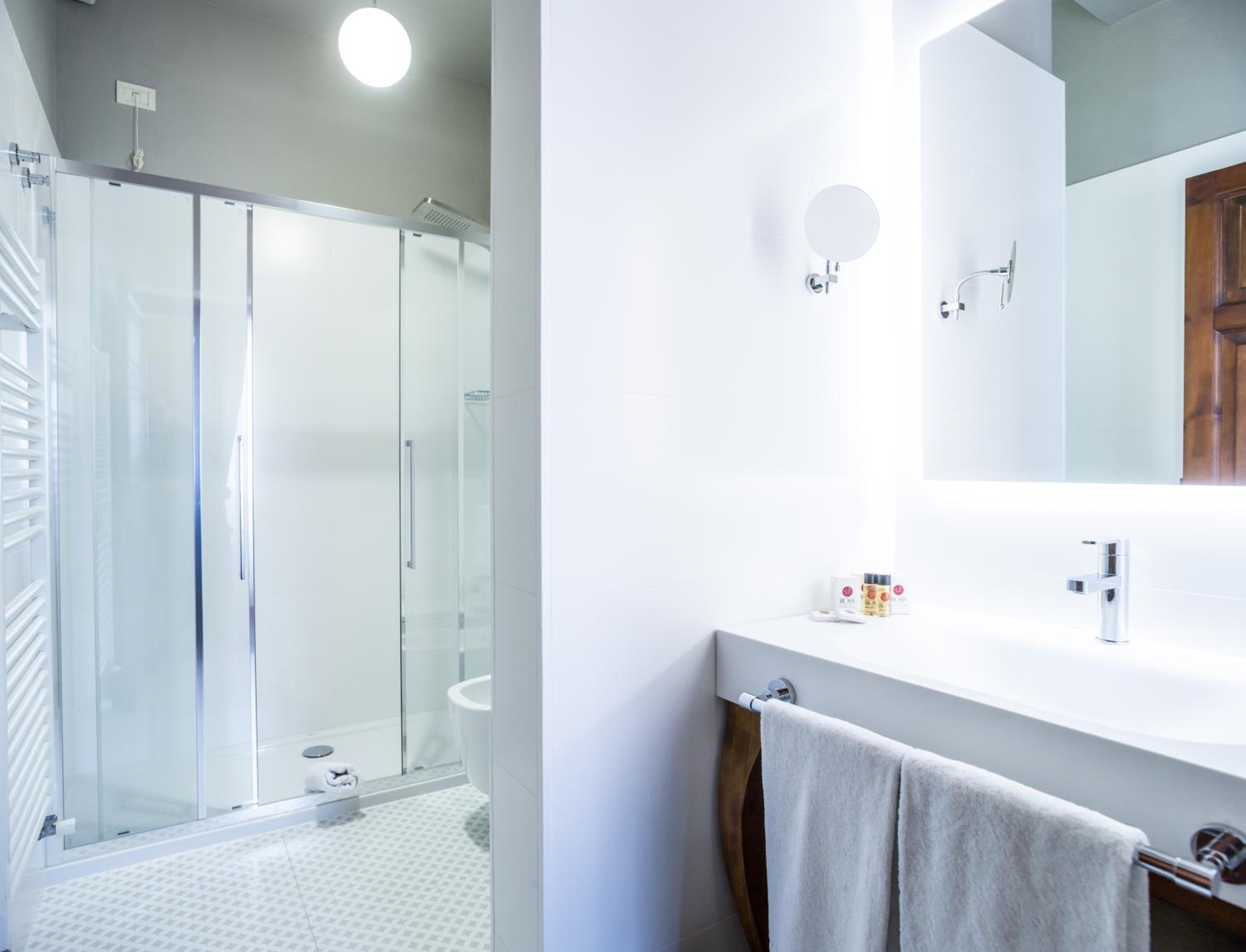 Suite with Spa Access - Photo 6