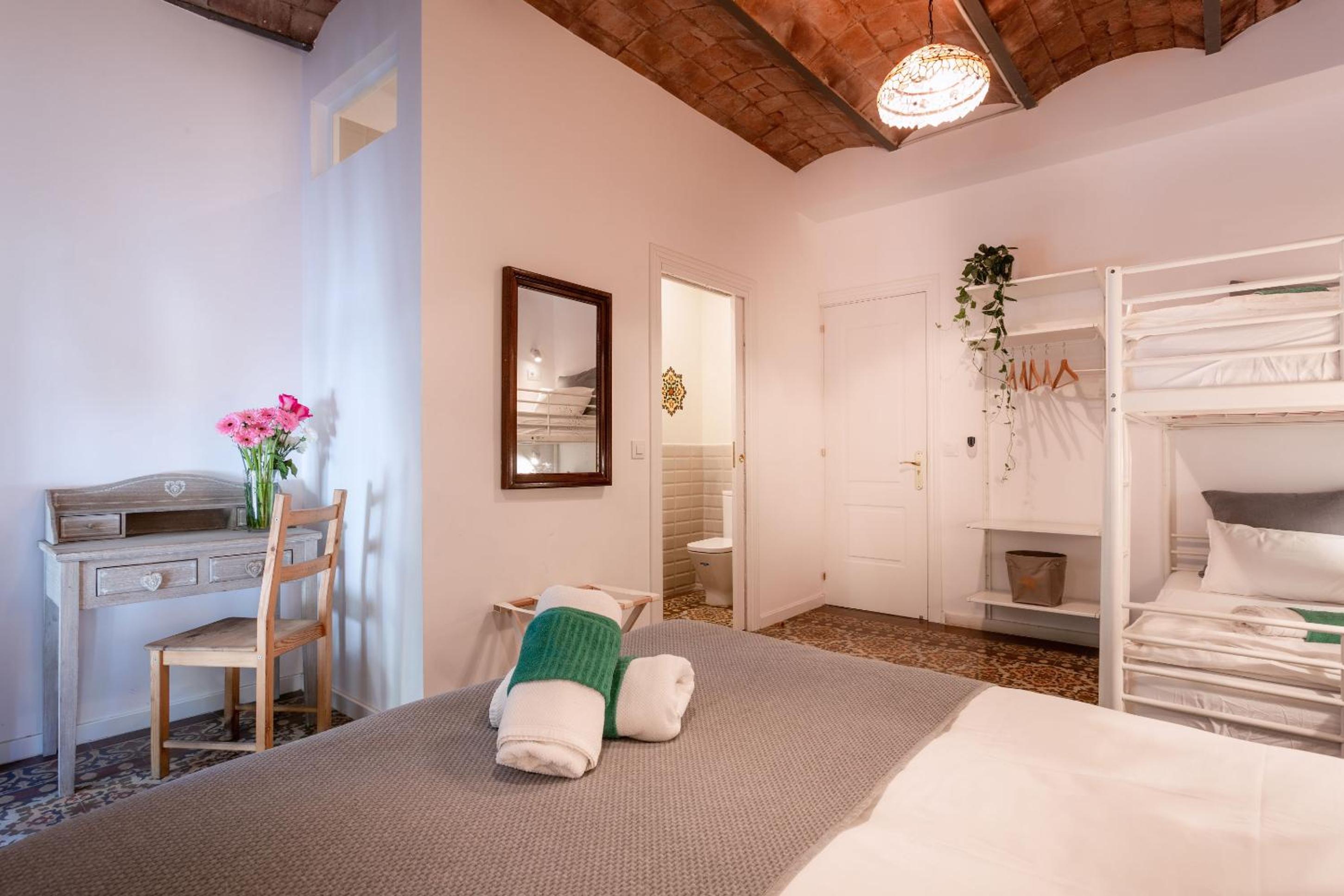 Quadruple Room with Private Bathroom photo 3