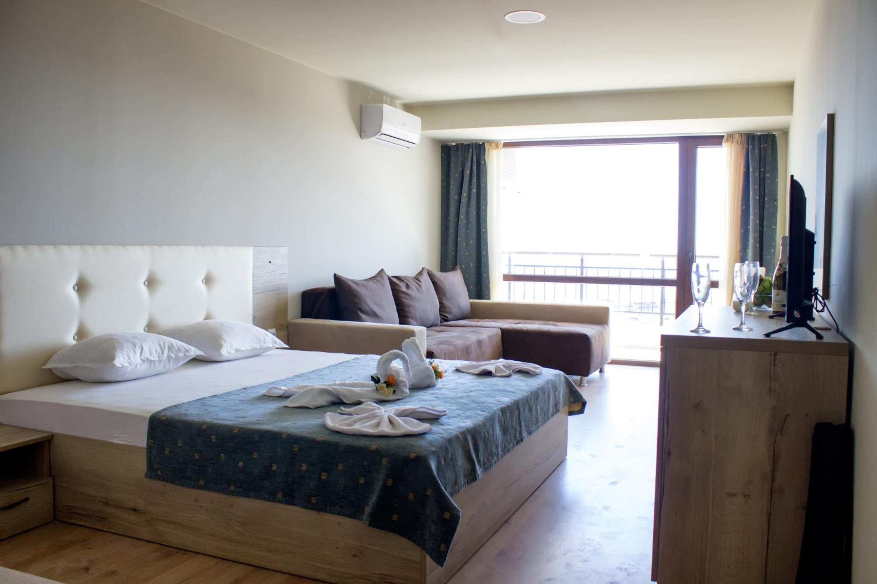 Deluxe Double Room with Extra Bed - Photo 4