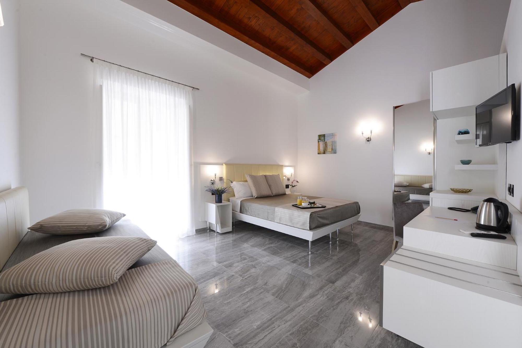 Deluxe Triple Room with Balcony and City View
