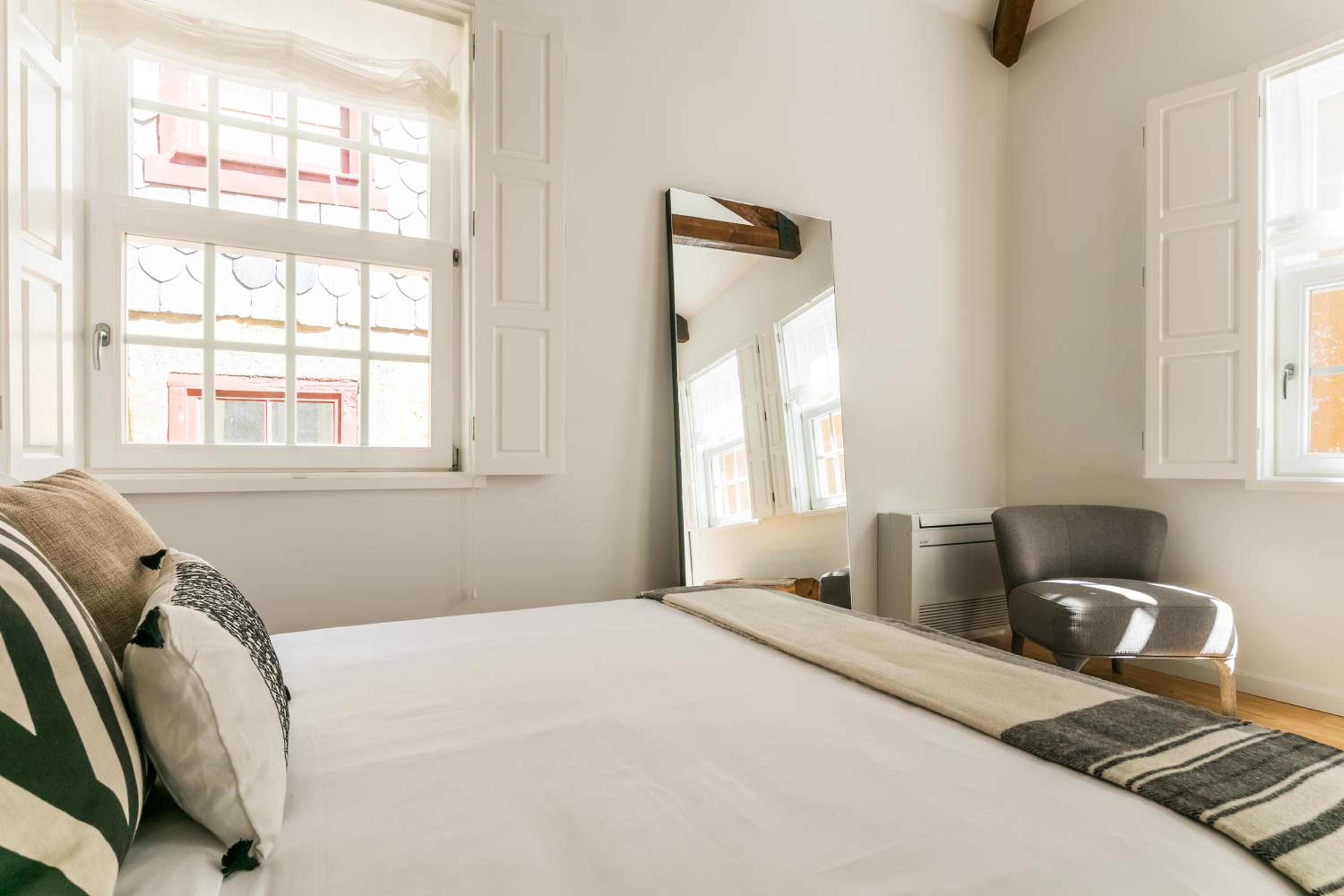 Two-Bedroom Apartment with River View - Adjacent Building thumbnail 6