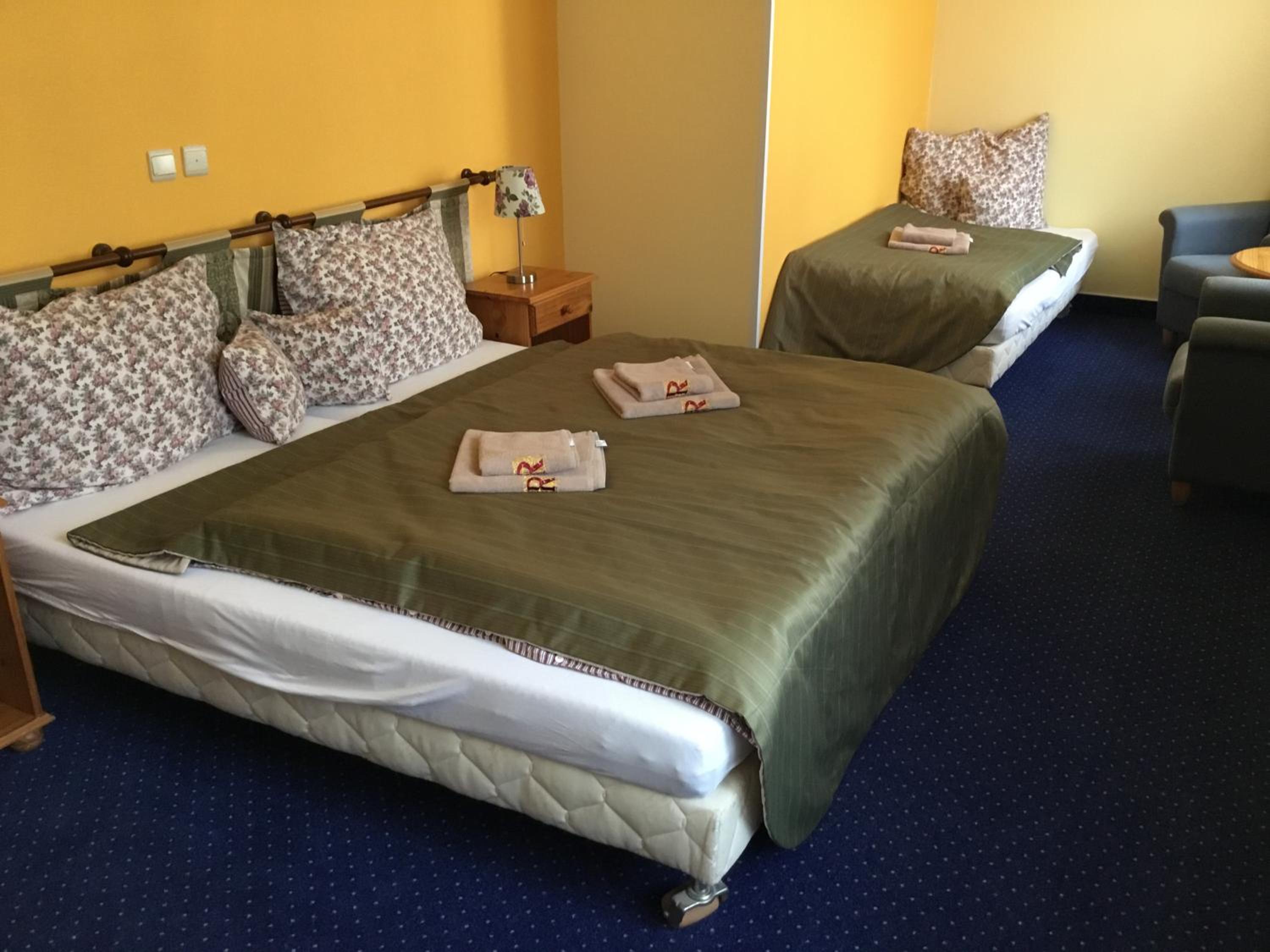 Triple Room with Bath - Photo 10