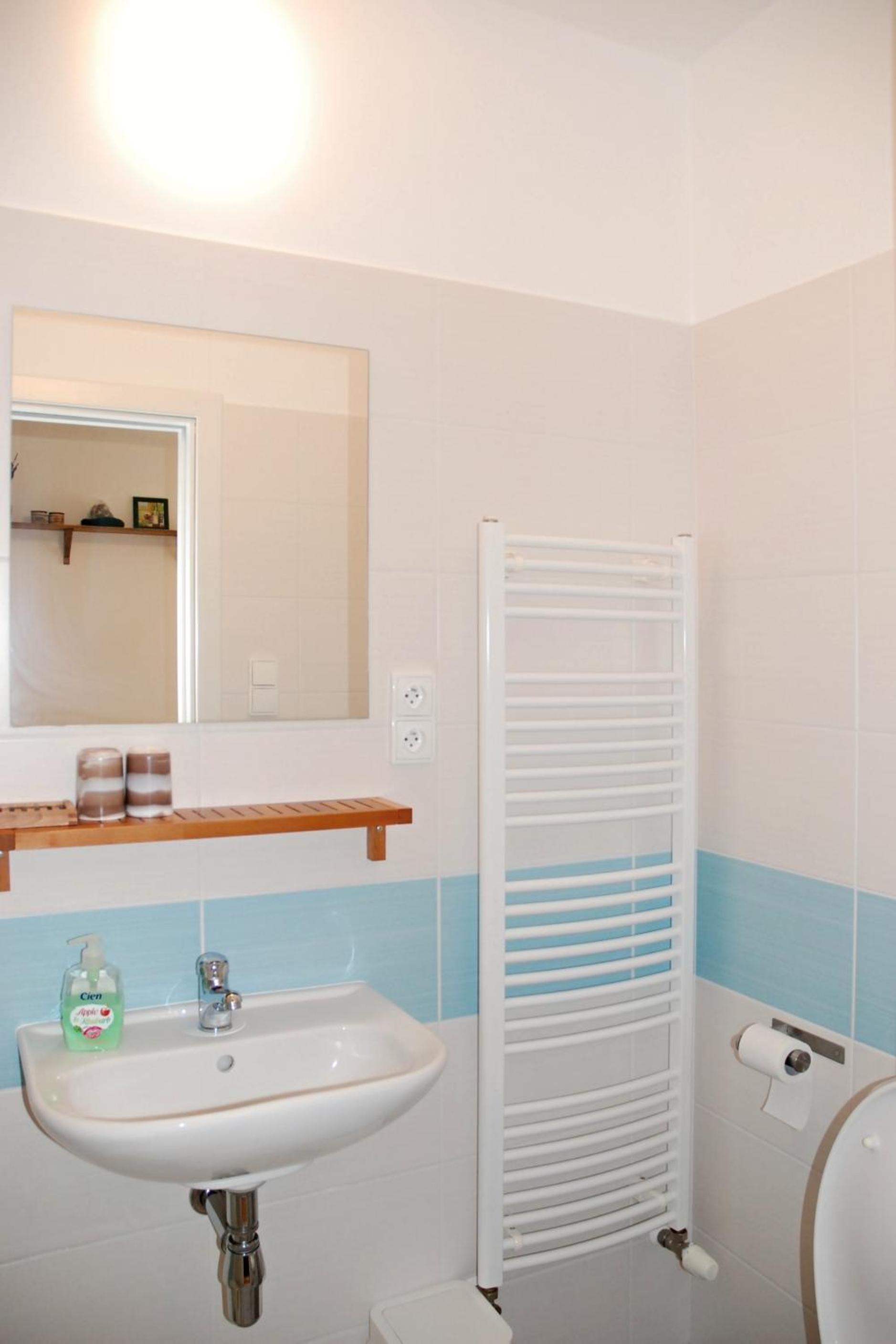 Double Room with Private Bathroom - Photo 9