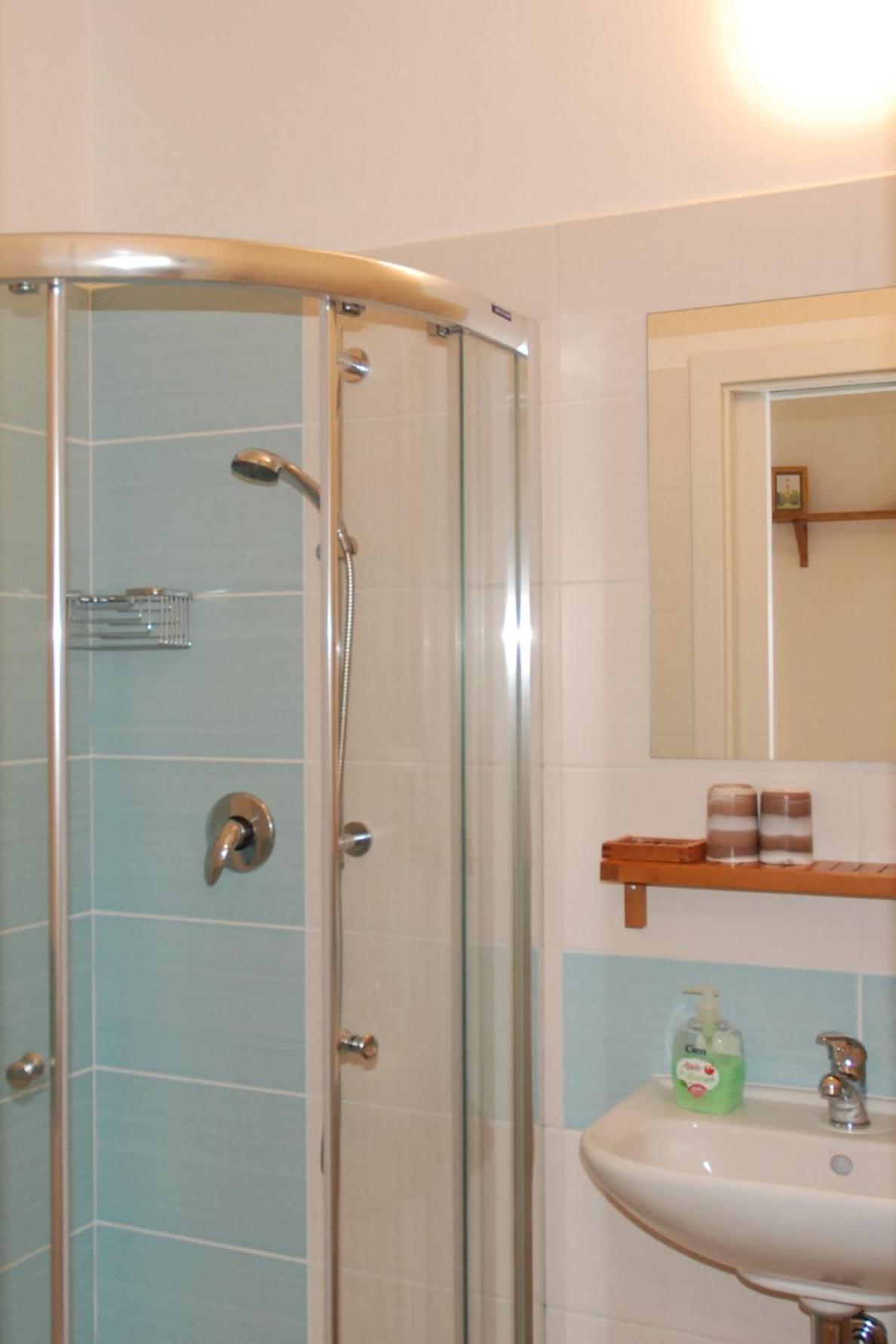 Double Room with Private Bathroom - Photo 8