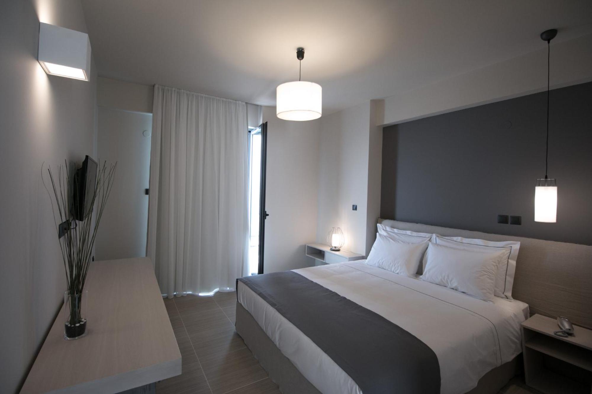 Deluxe Double Room with Balcony and Sea View - Photo 3