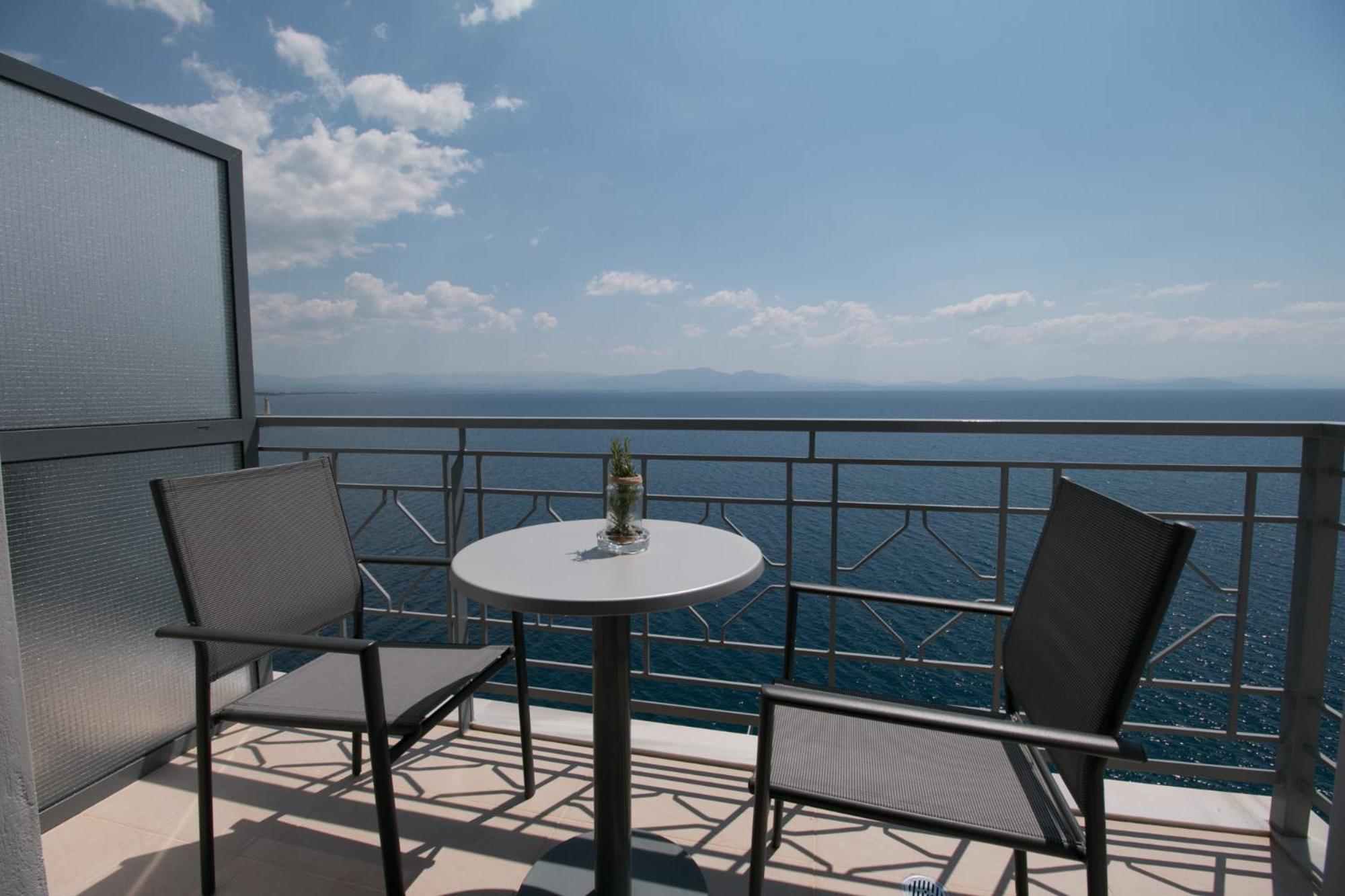 Double or Twin Room with Sea View - Photo 3