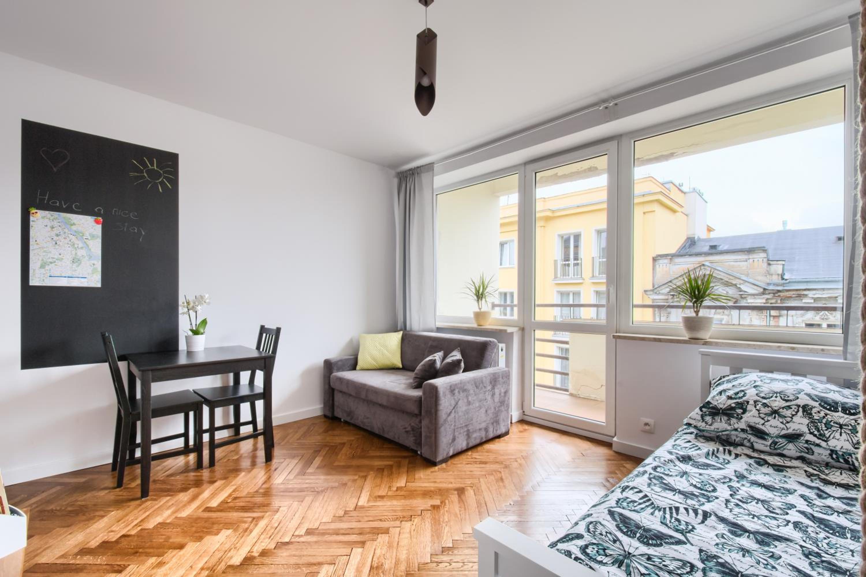 Apartment with Balcony - Photo 4
