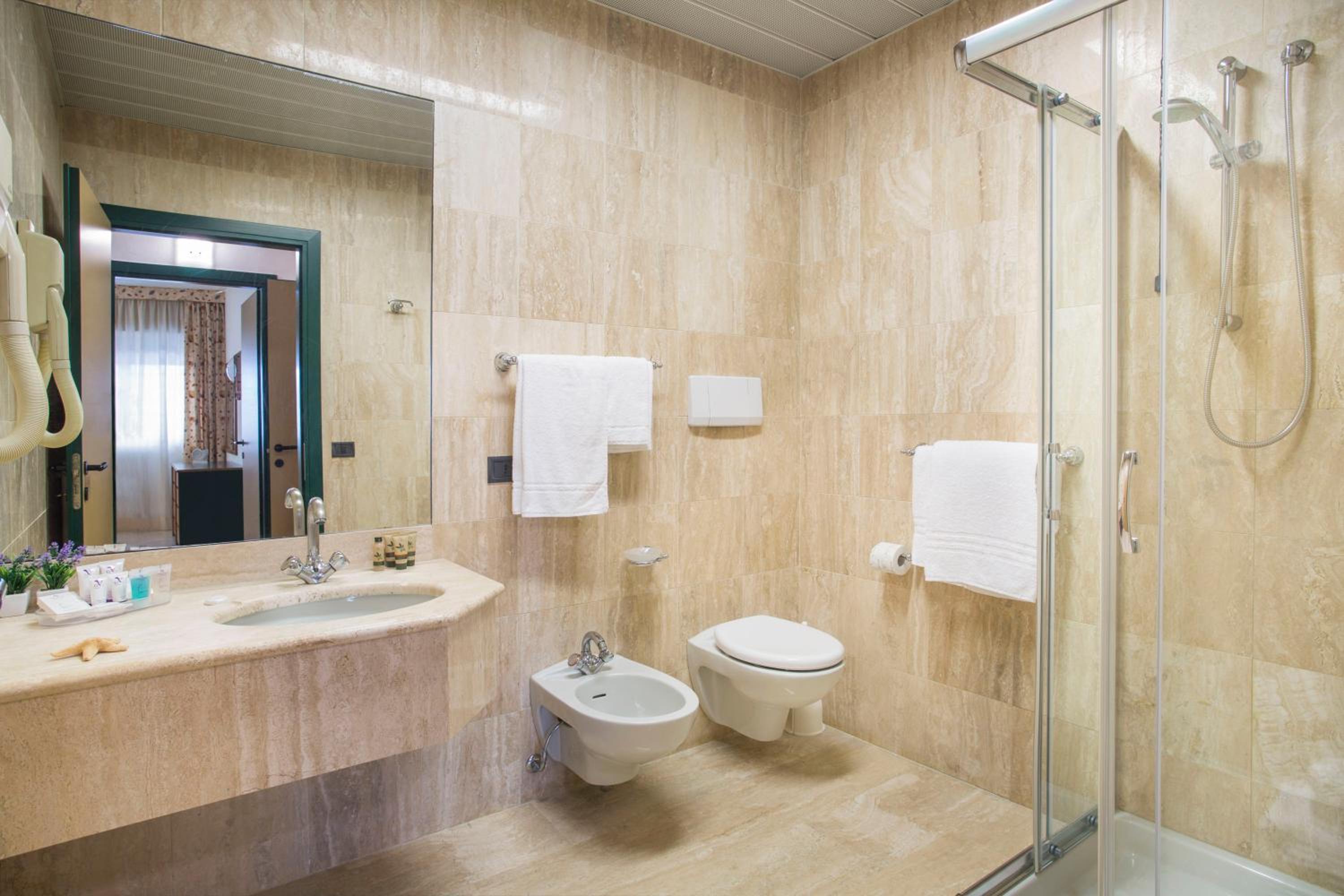 Deluxe Suite - Photo 6