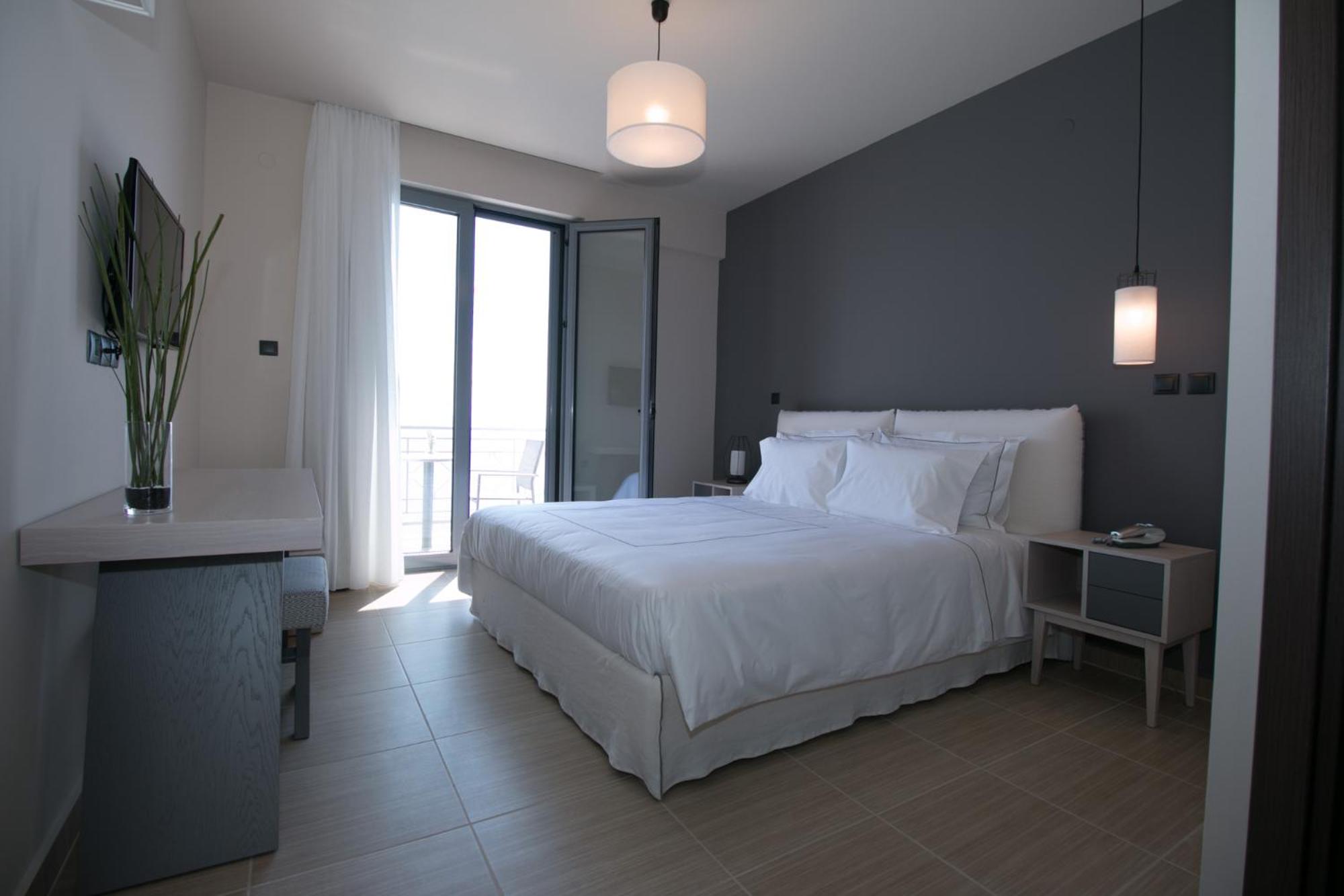Deluxe Double Room with Balcony and Sea View - Photo 1