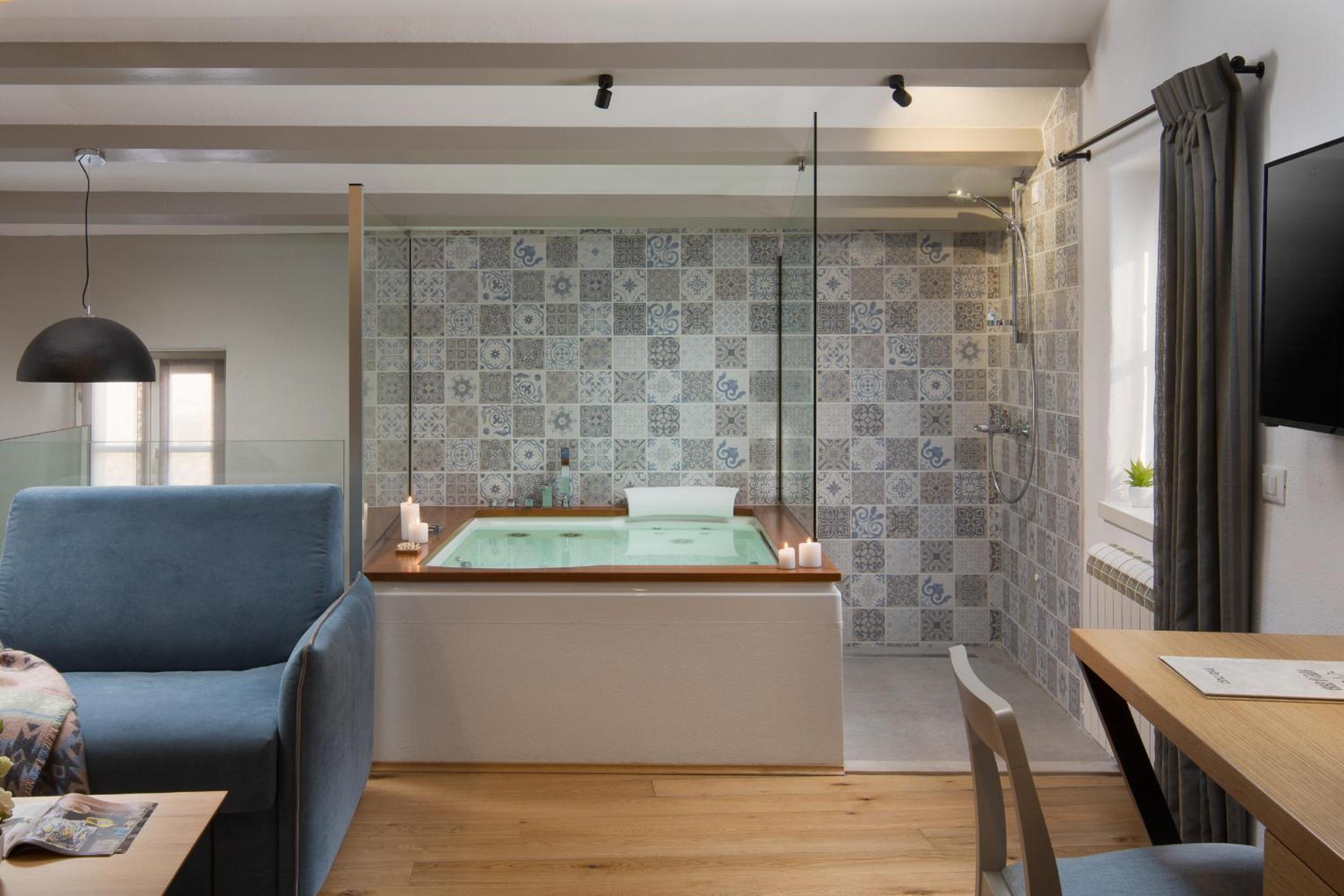 Suite with Spa Bath photo 2