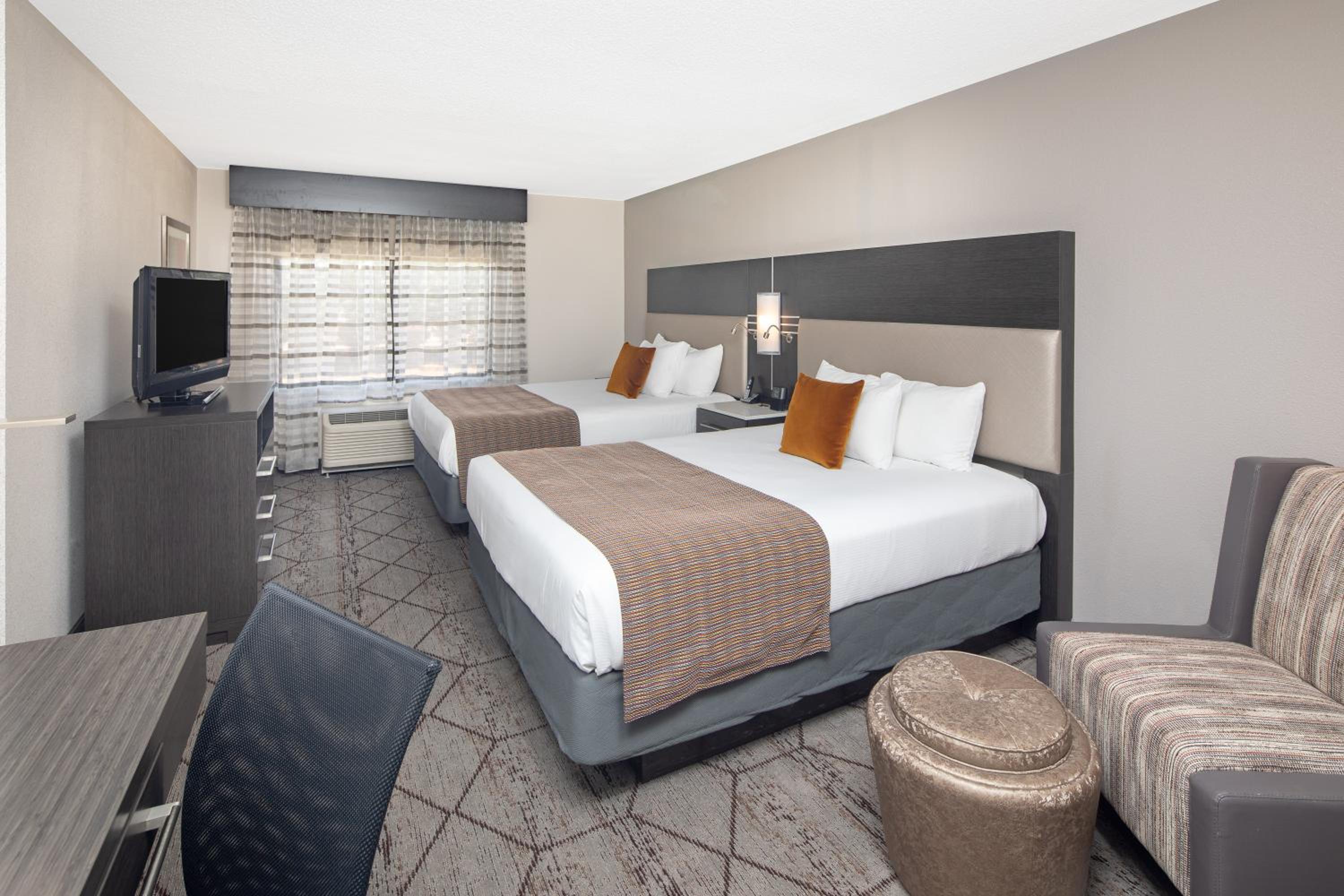 Deluxe Queen Room with Two Queen Beds - Non-Smoking photo 3
