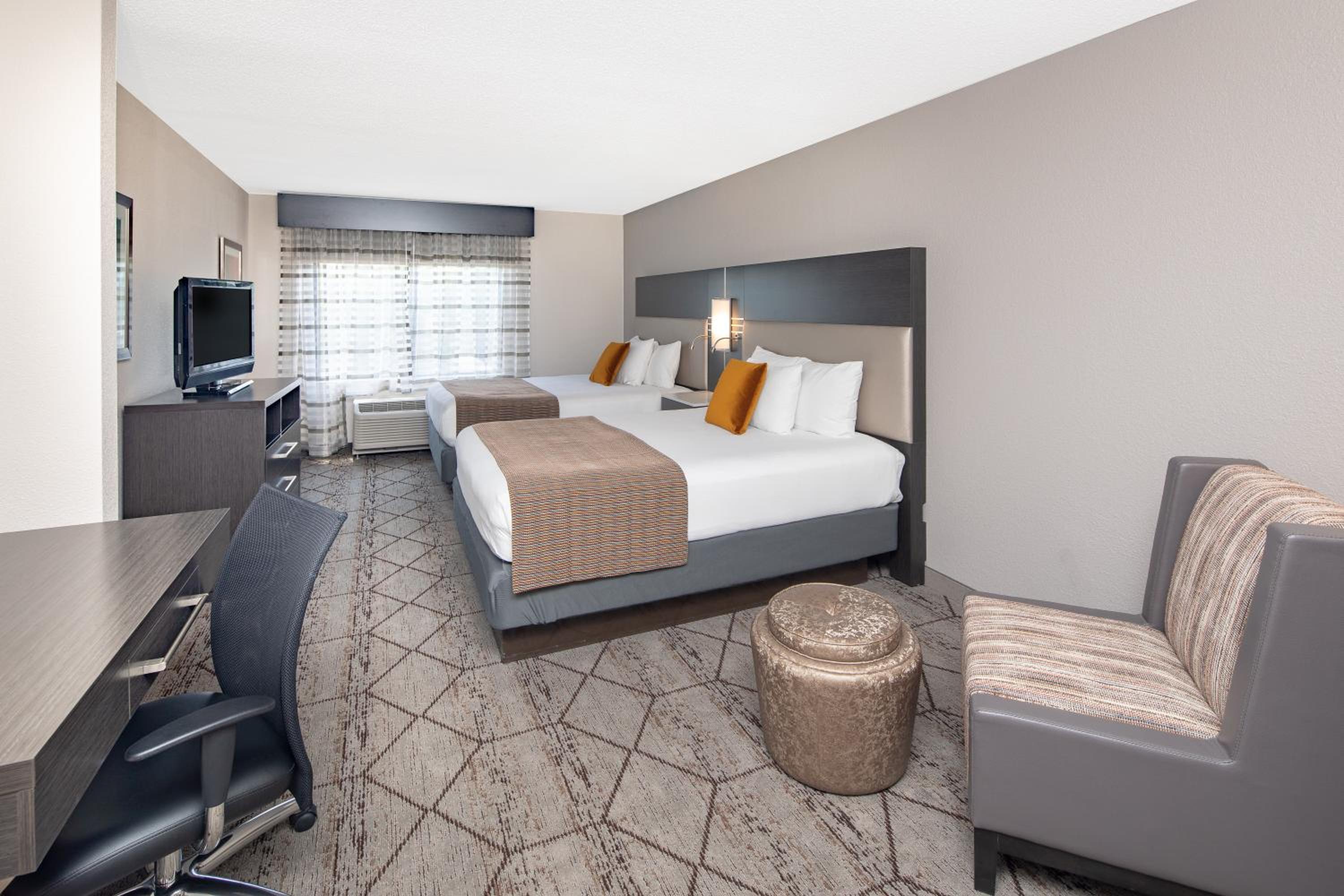 Deluxe Queen Room with Two Queen Beds - Non-Smoking photo 2