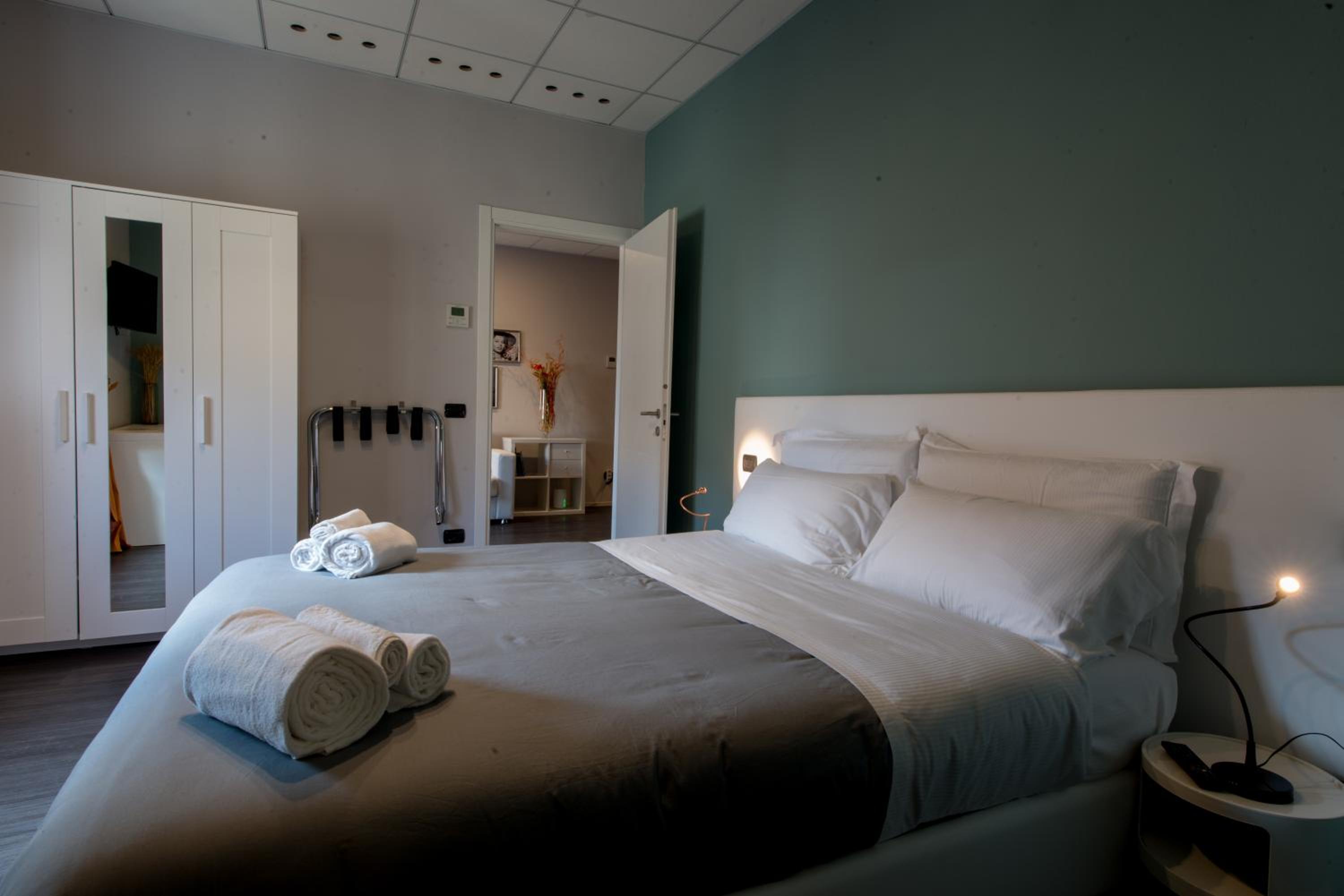 Double Room with Private Bathroom - Photo 2