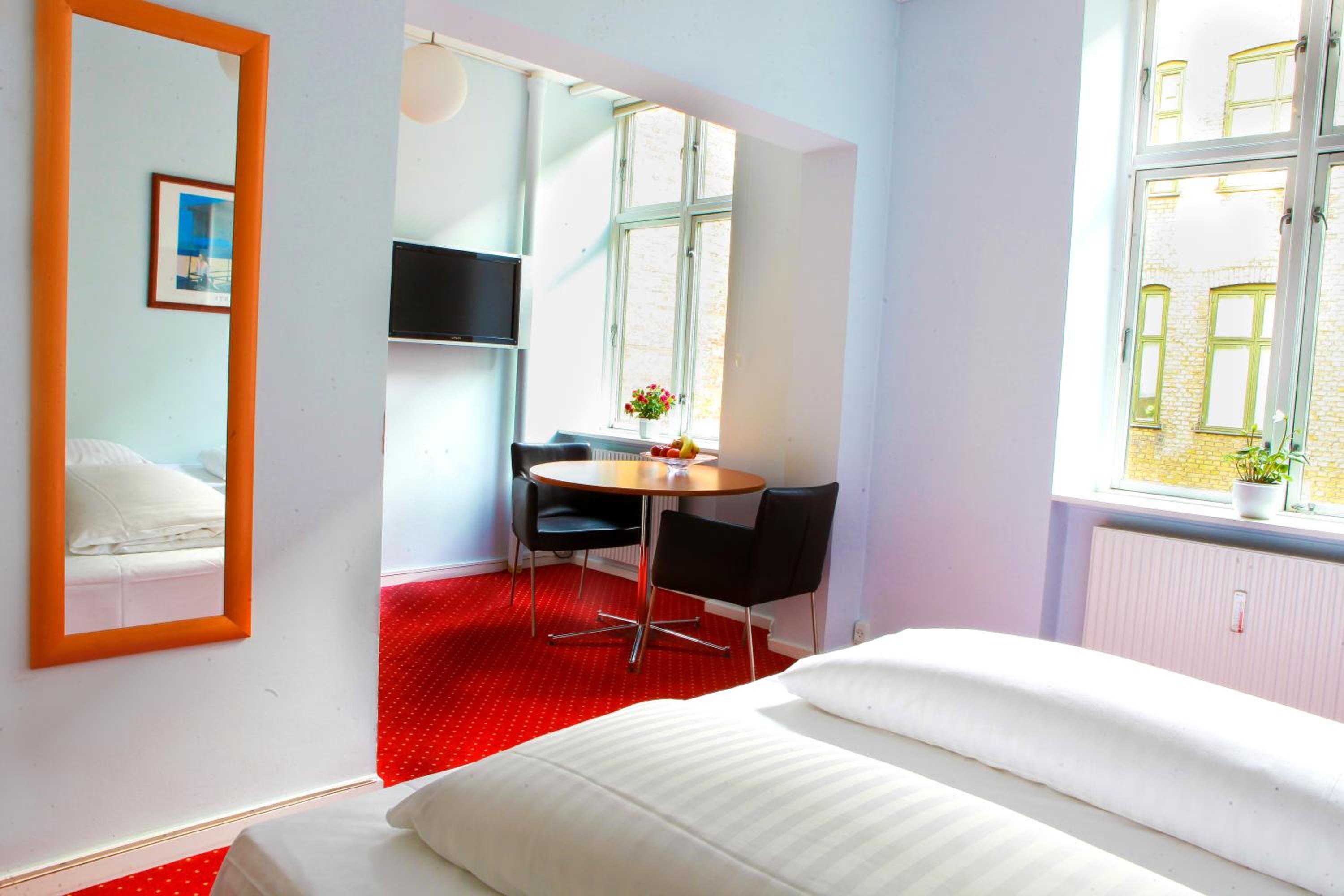 Superior Double Or Twin Room thumbnail 5
