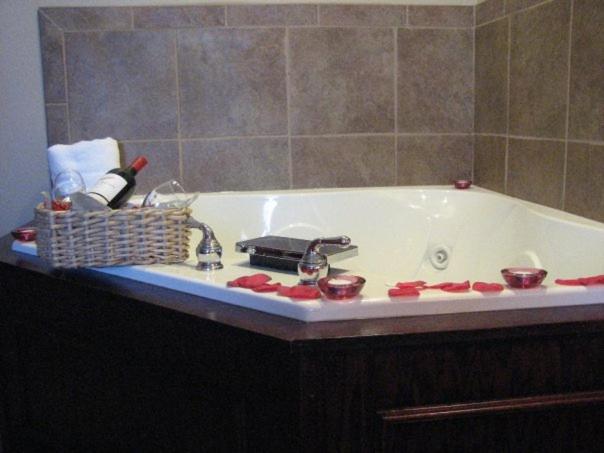 One-Bedroom Superior King Suite - Non-Smoking - Photo 4