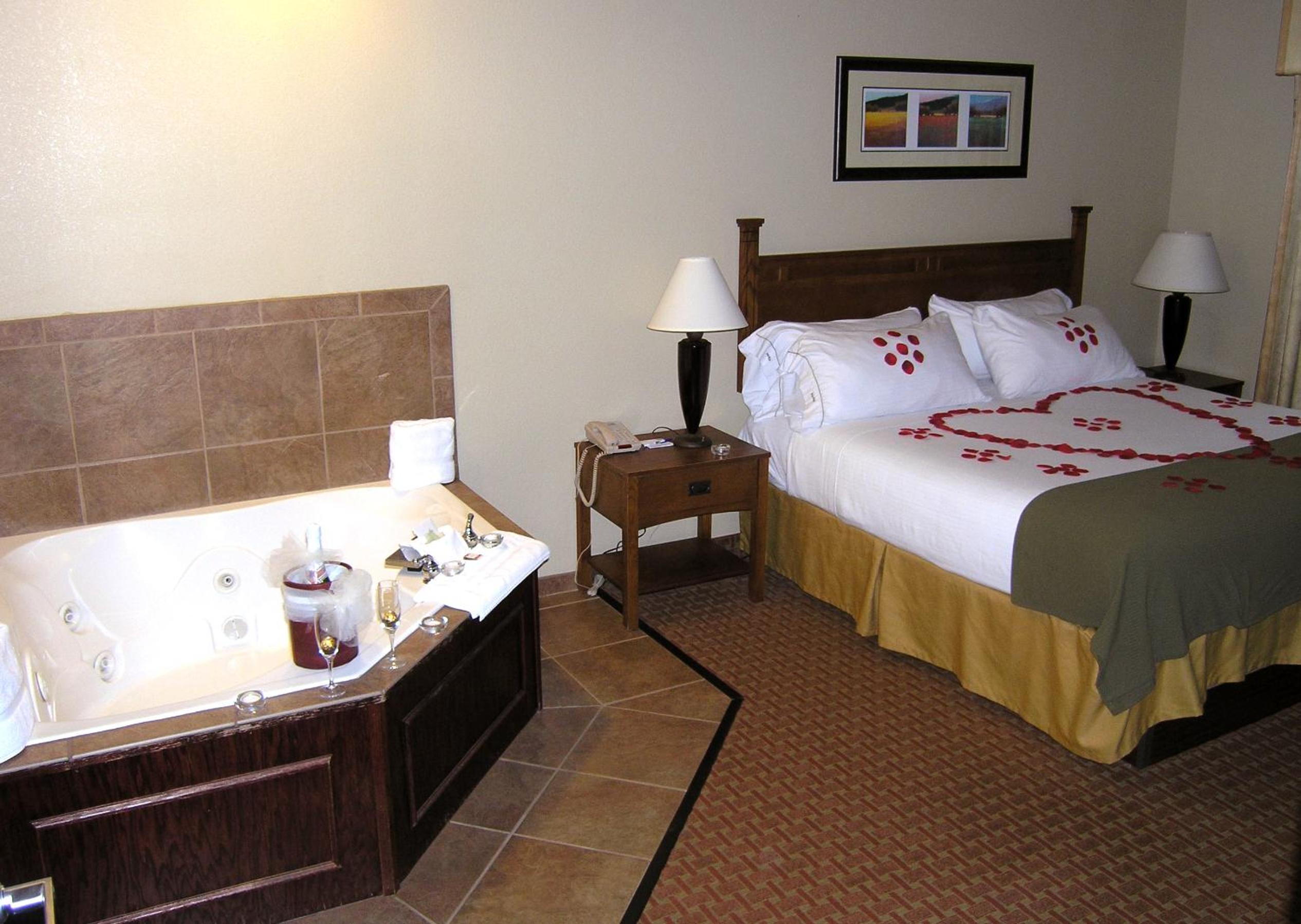 One-Bedroom Superior King Suite - Non-Smoking - Photo 6