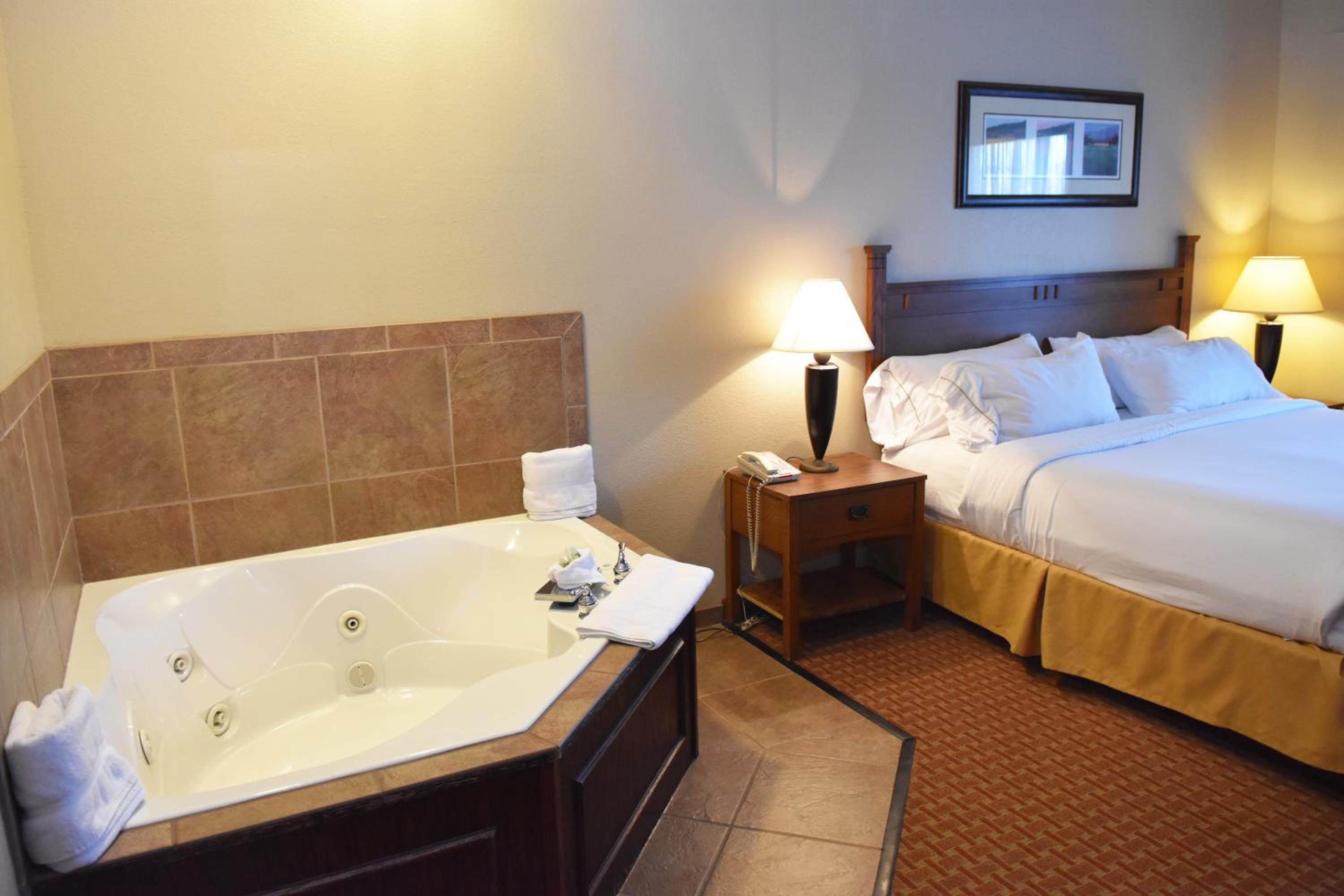 One-Bedroom Superior King Suite - Non-Smoking - Photo 1