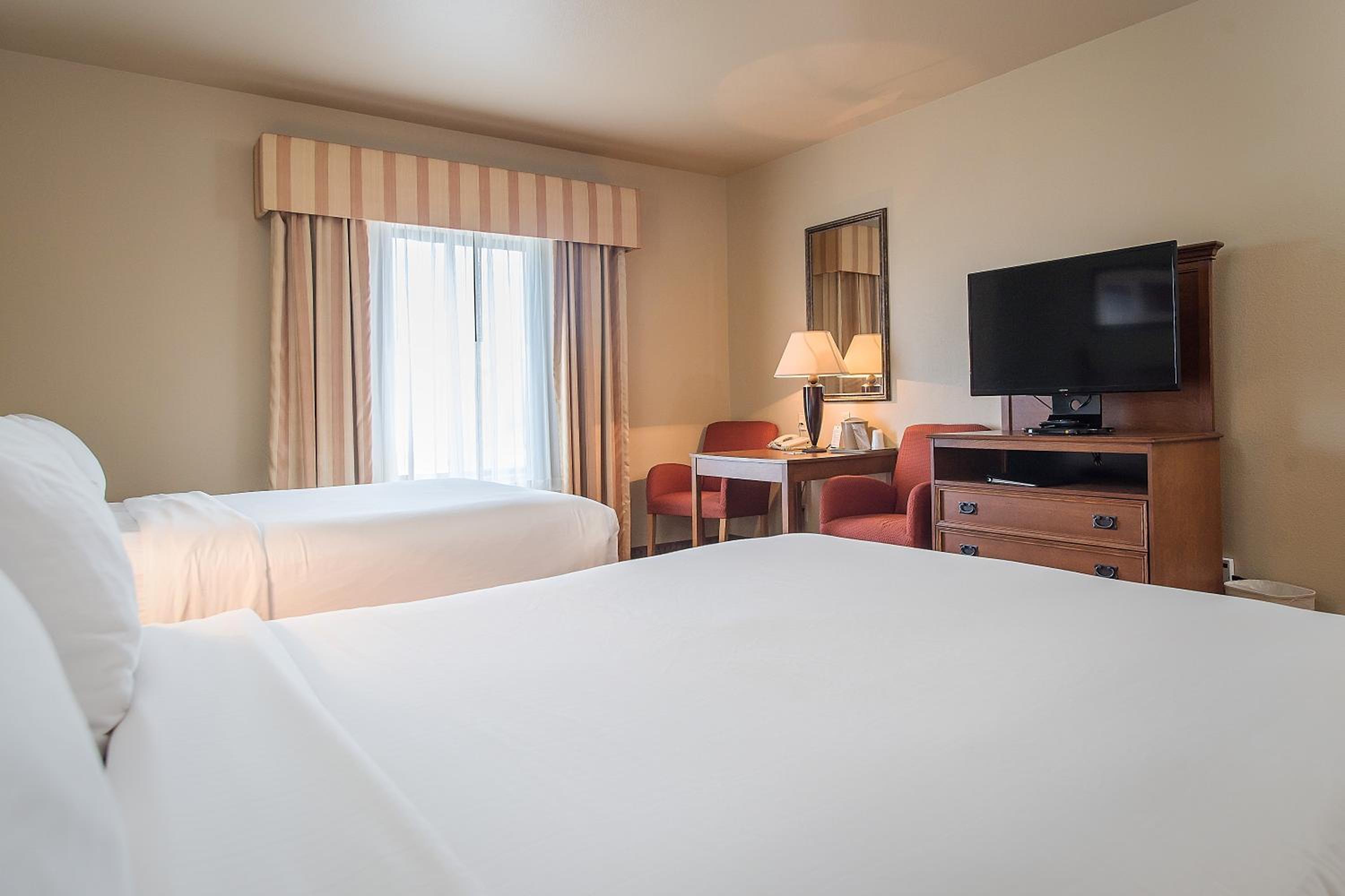 Queen Room with Two Queen Beds - Mobility Access/Non-Smoking - Photo 3