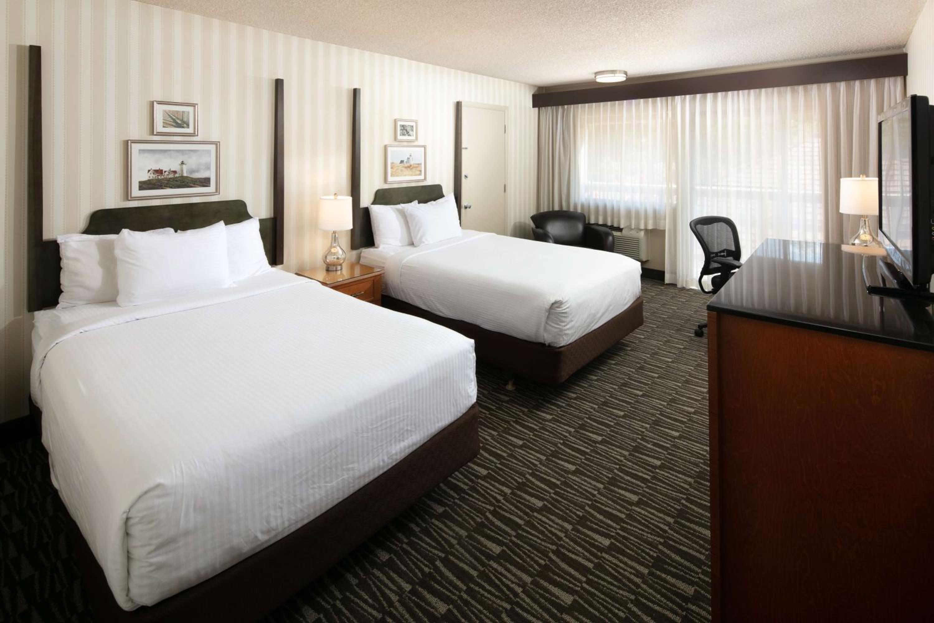 Premium Queen Room with Two Queen Beds - Photo 3