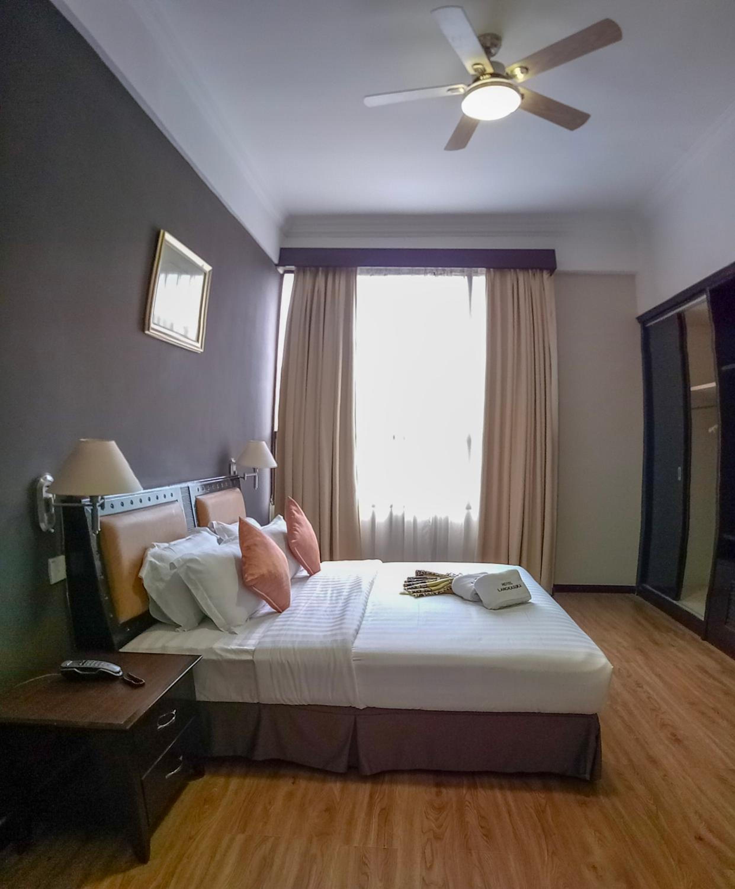 Suite - Photo 1