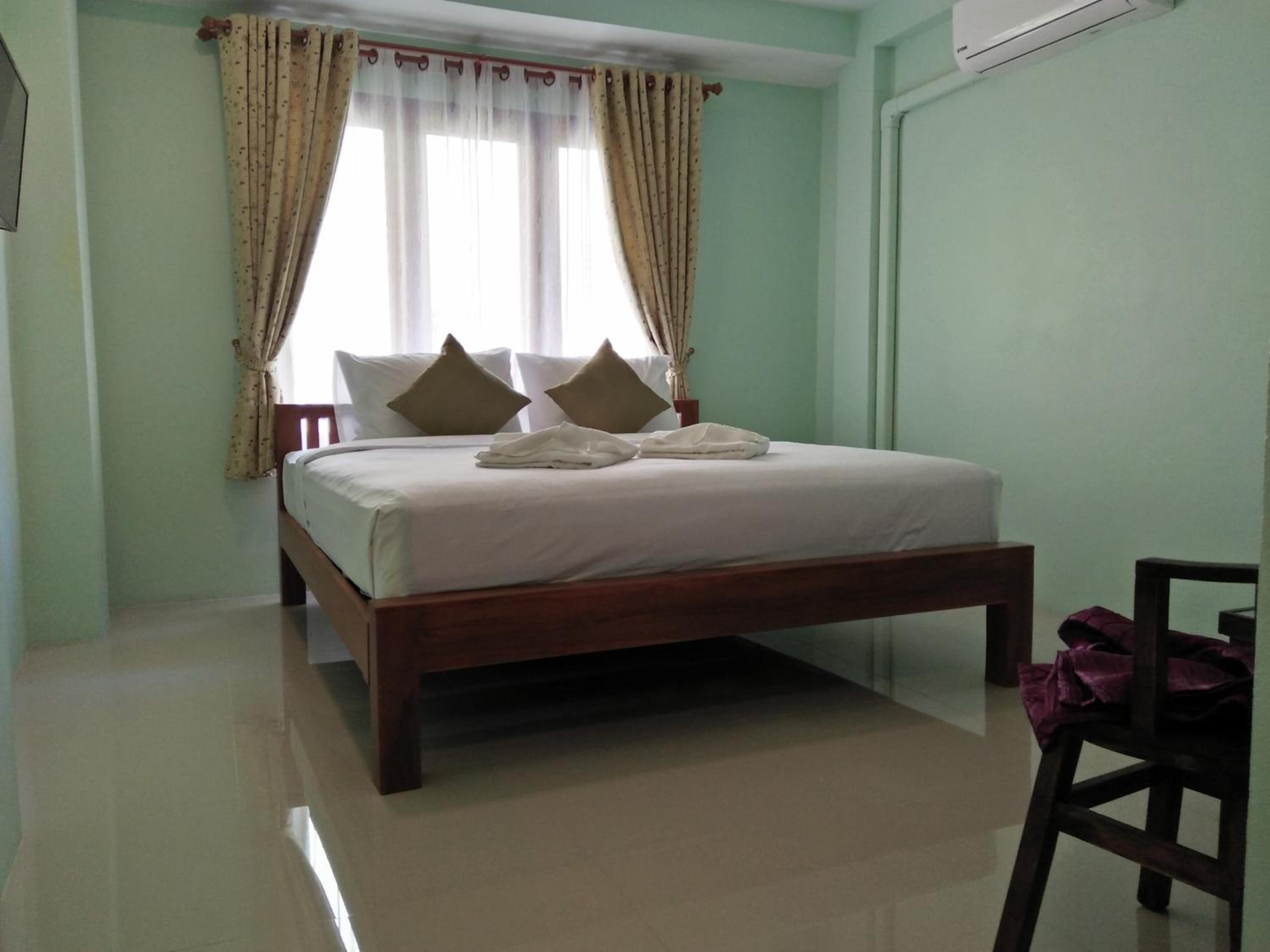 Deluxe King Room - Photo 15