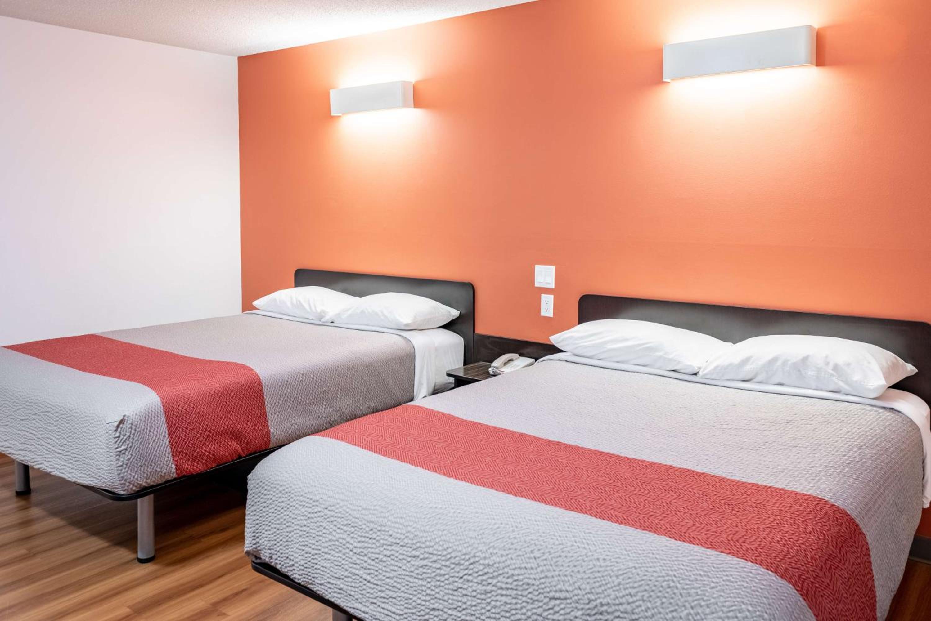 Deluxe Queen Room with Two Queen Beds - Non-Smoking photo 2