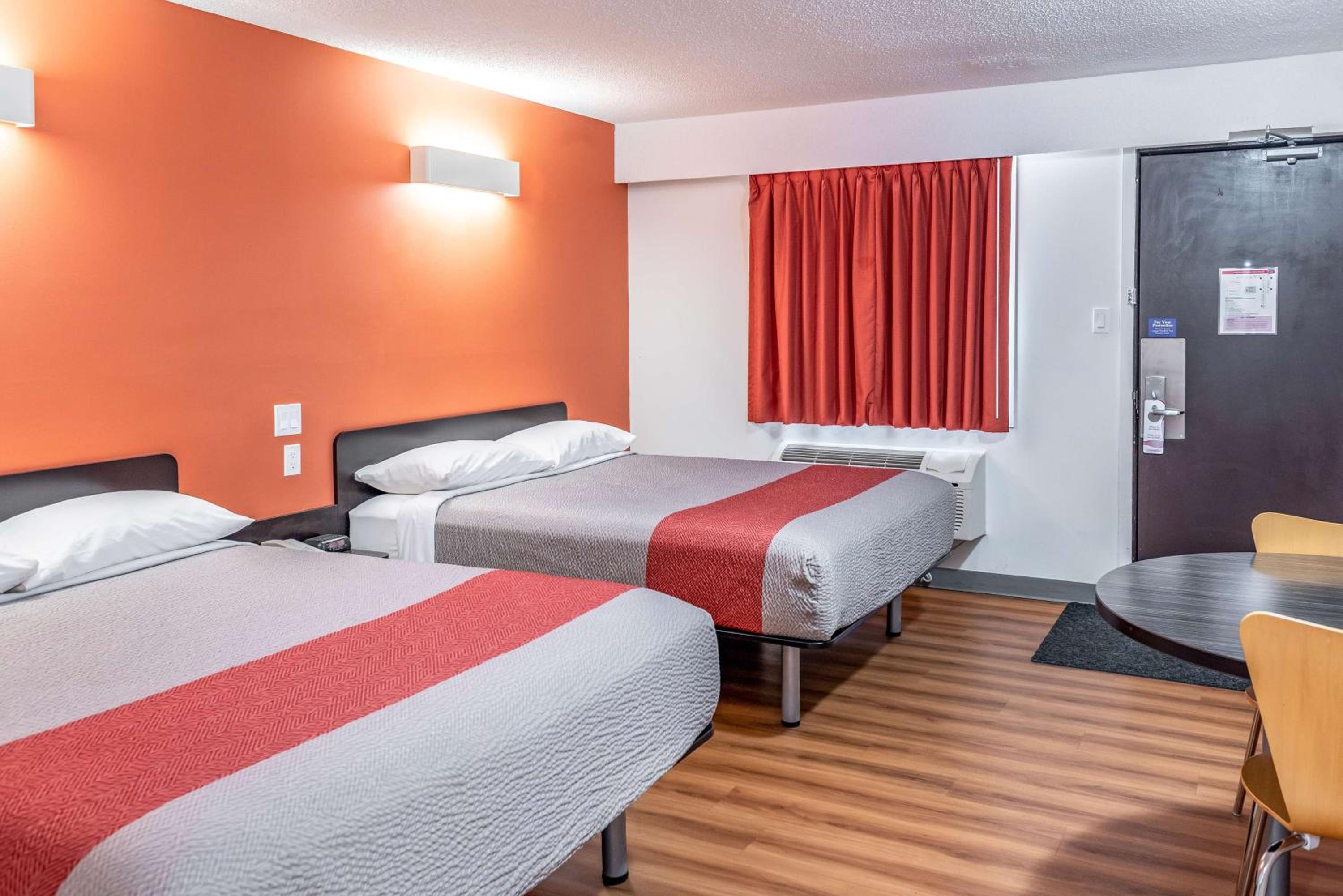 Deluxe Queen Room with Two Queen Beds - Non-Smoking photo 3