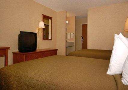 Queen Room with Two Queen Beds - Non-Smoking - Photo 1