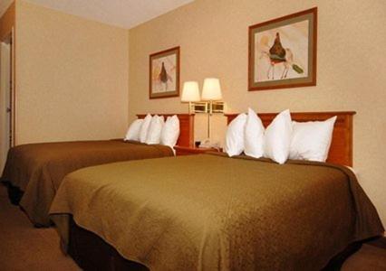 Queen Room with Two Queen Beds - Non-Smoking - Photo 2