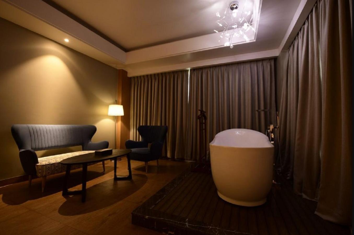 Deluxe King Room photo 2