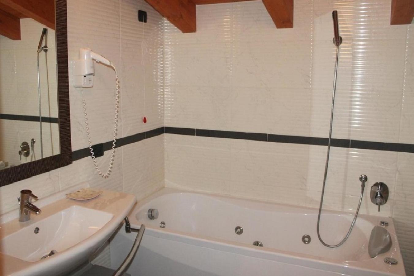 Deluxe Junior Suite - Photo 2