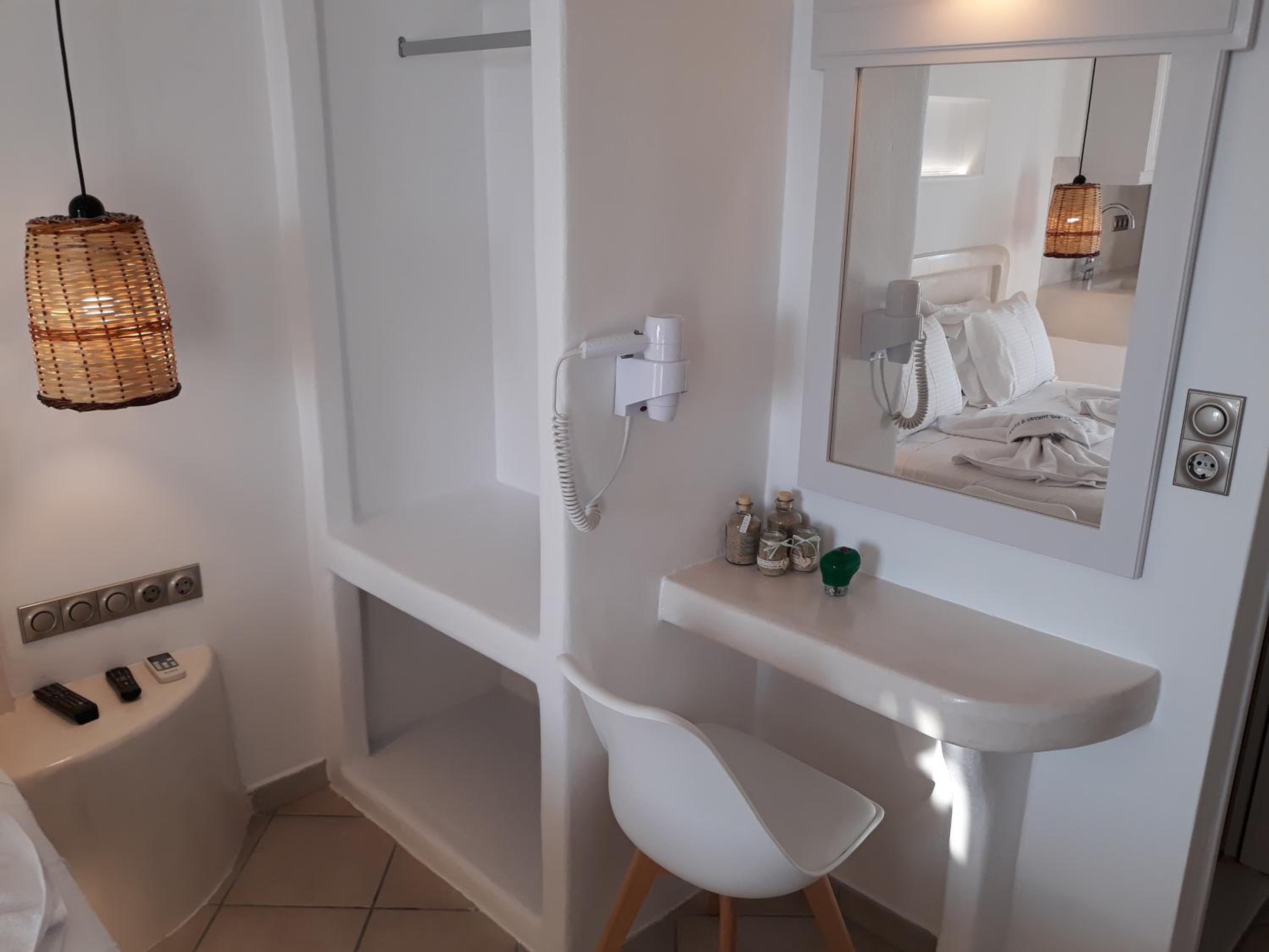 Deluxe Double Room with Balcony and Sea View photo 2