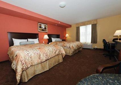 Queen Room with Two Queen Beds - Non-Smoking - Photo 4