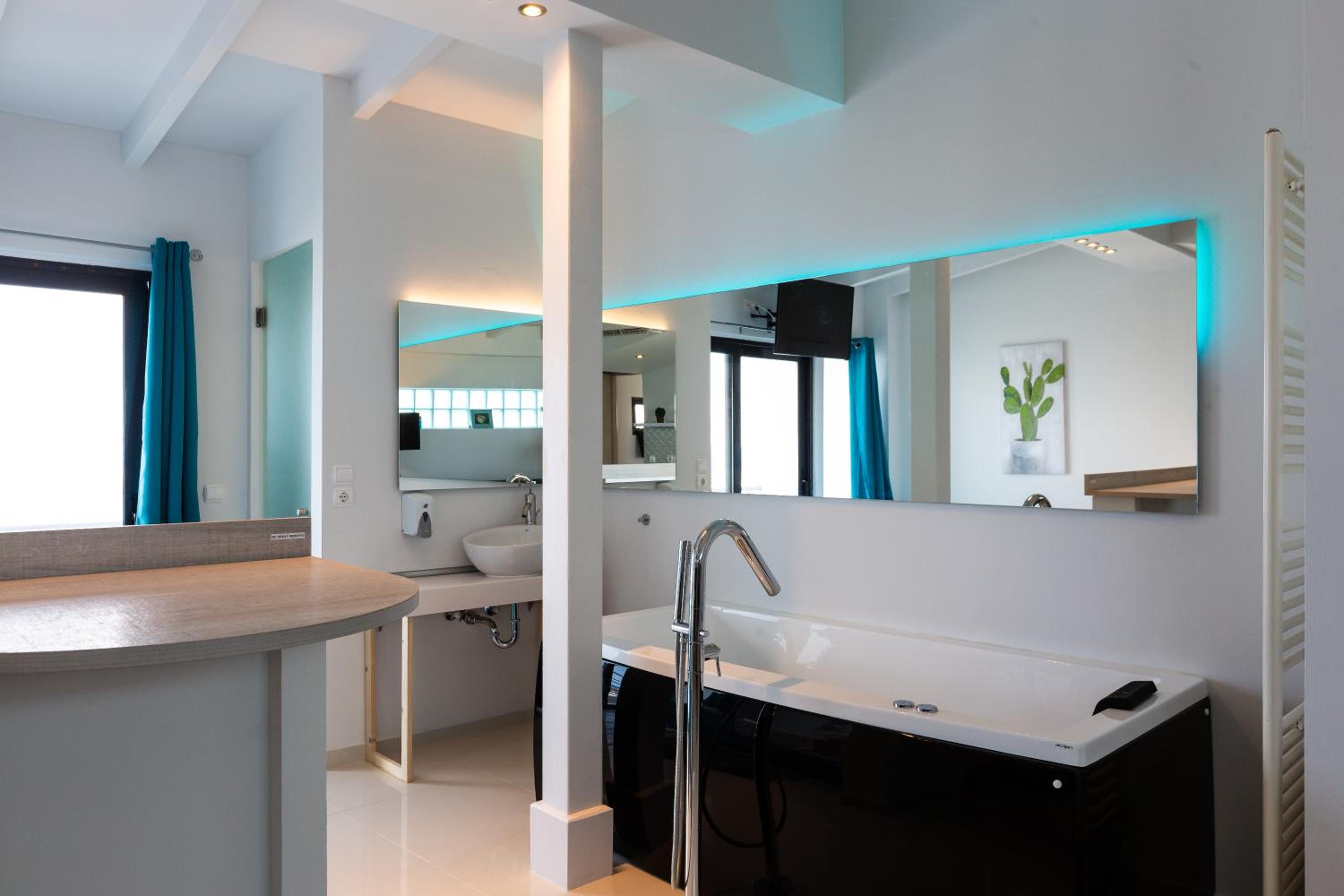Spa Suite with Jacuzzi and Sea View photo 3