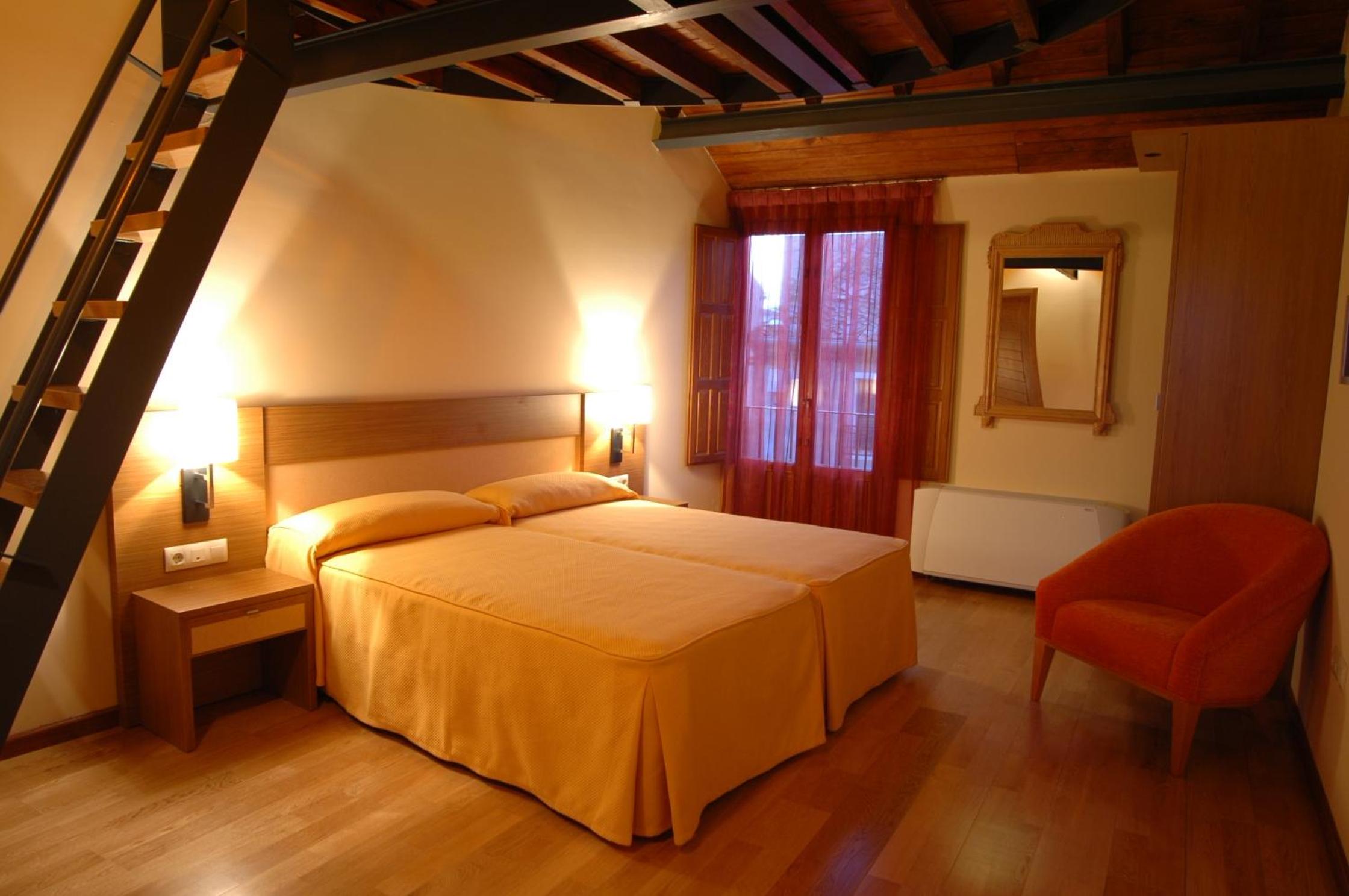 Deluxe Double Room with Balcony photo 2