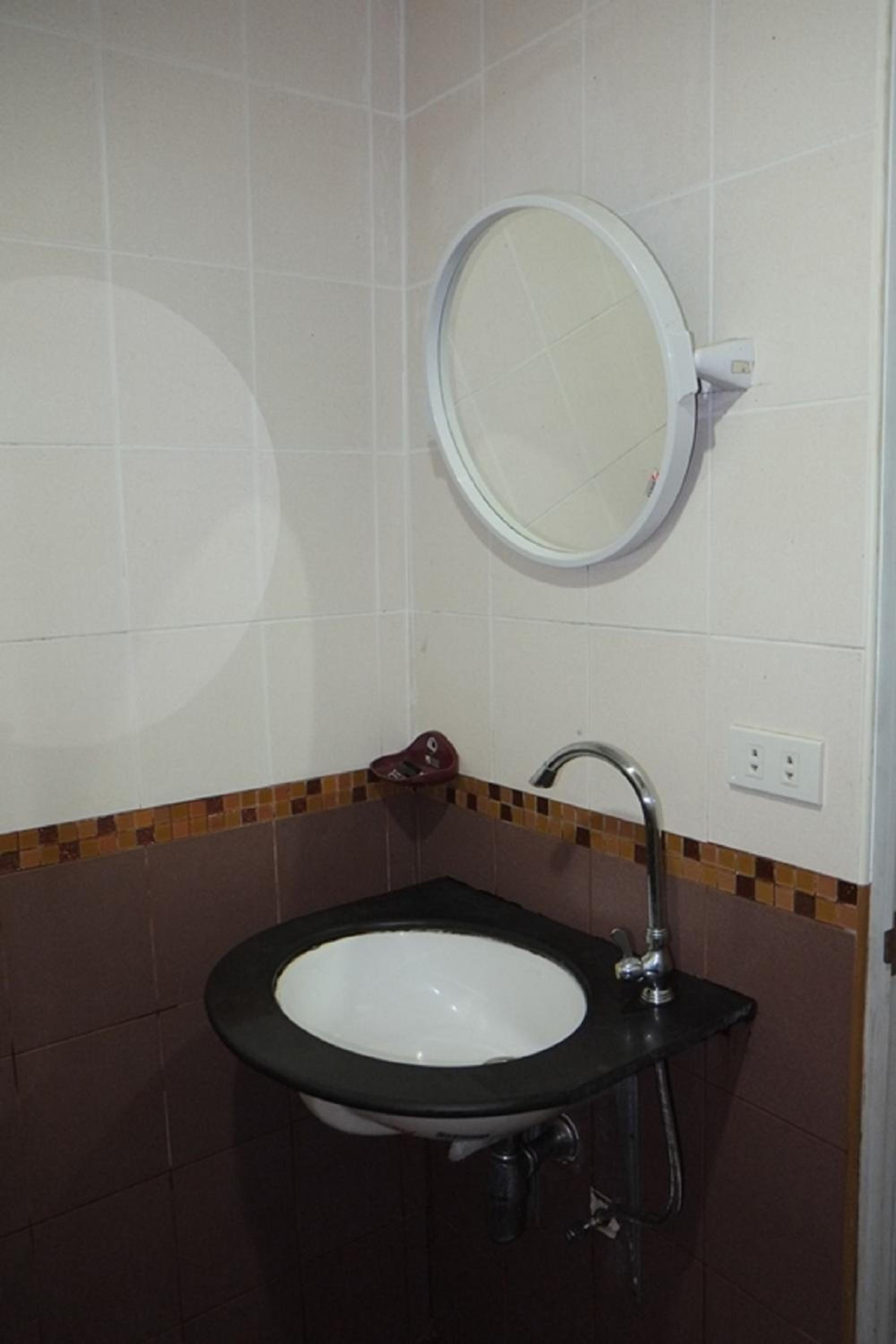 Budget Double Room thumbnail 6