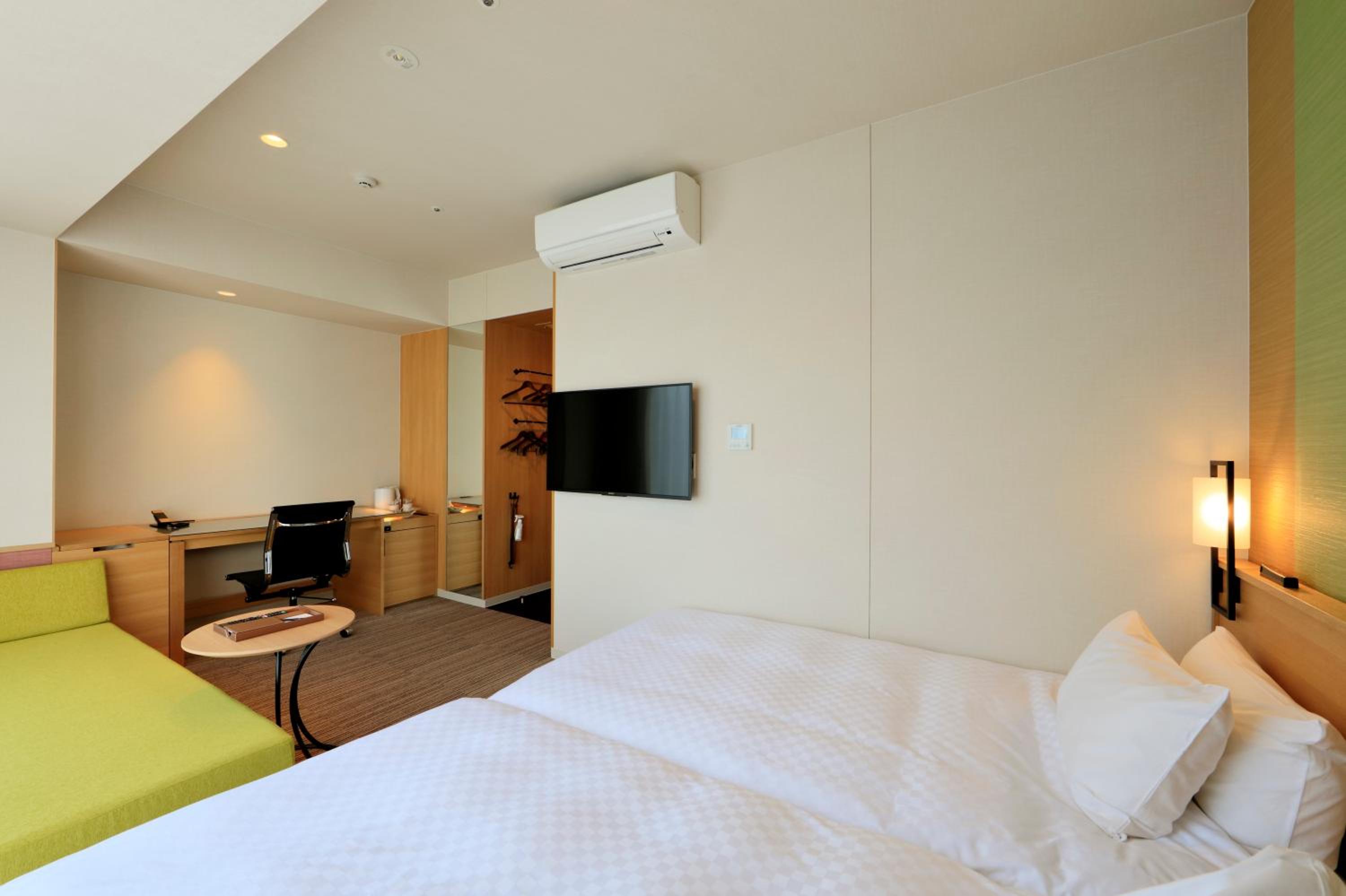 Executive Twin Room (2 Adults) thumbnail 6
