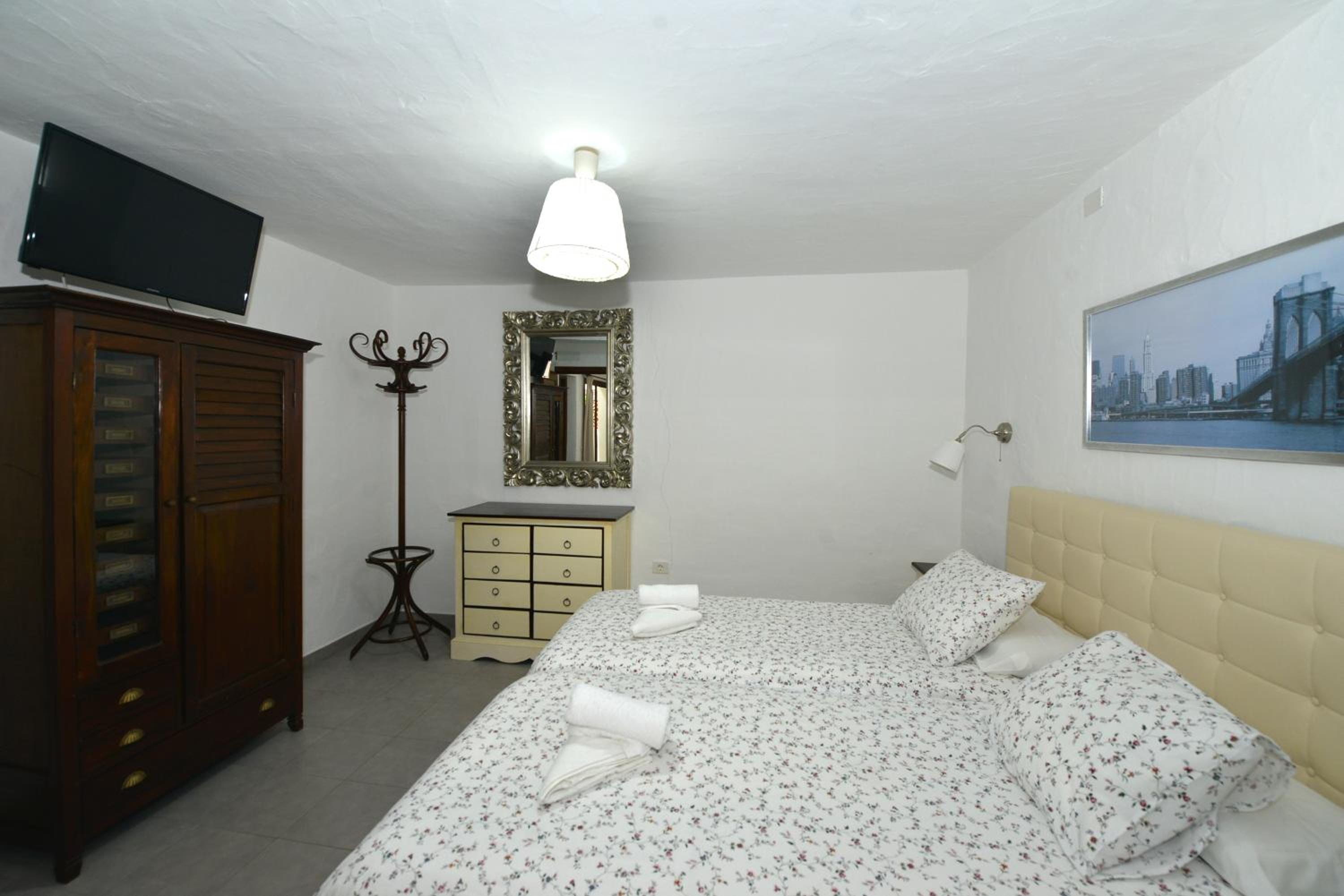 One-Bedroom Apartment photo 2