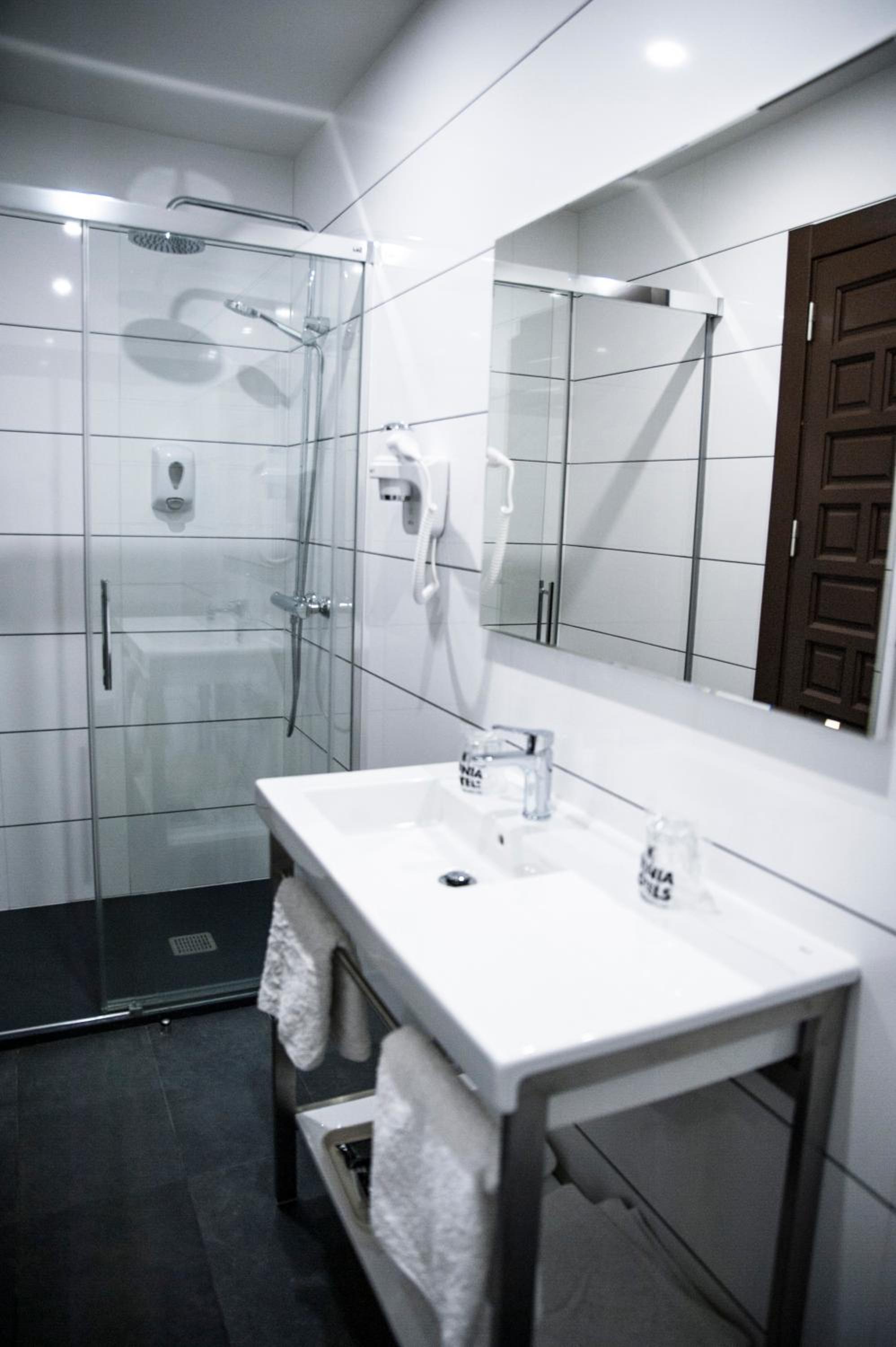 Double or Twin Room - Photo 7