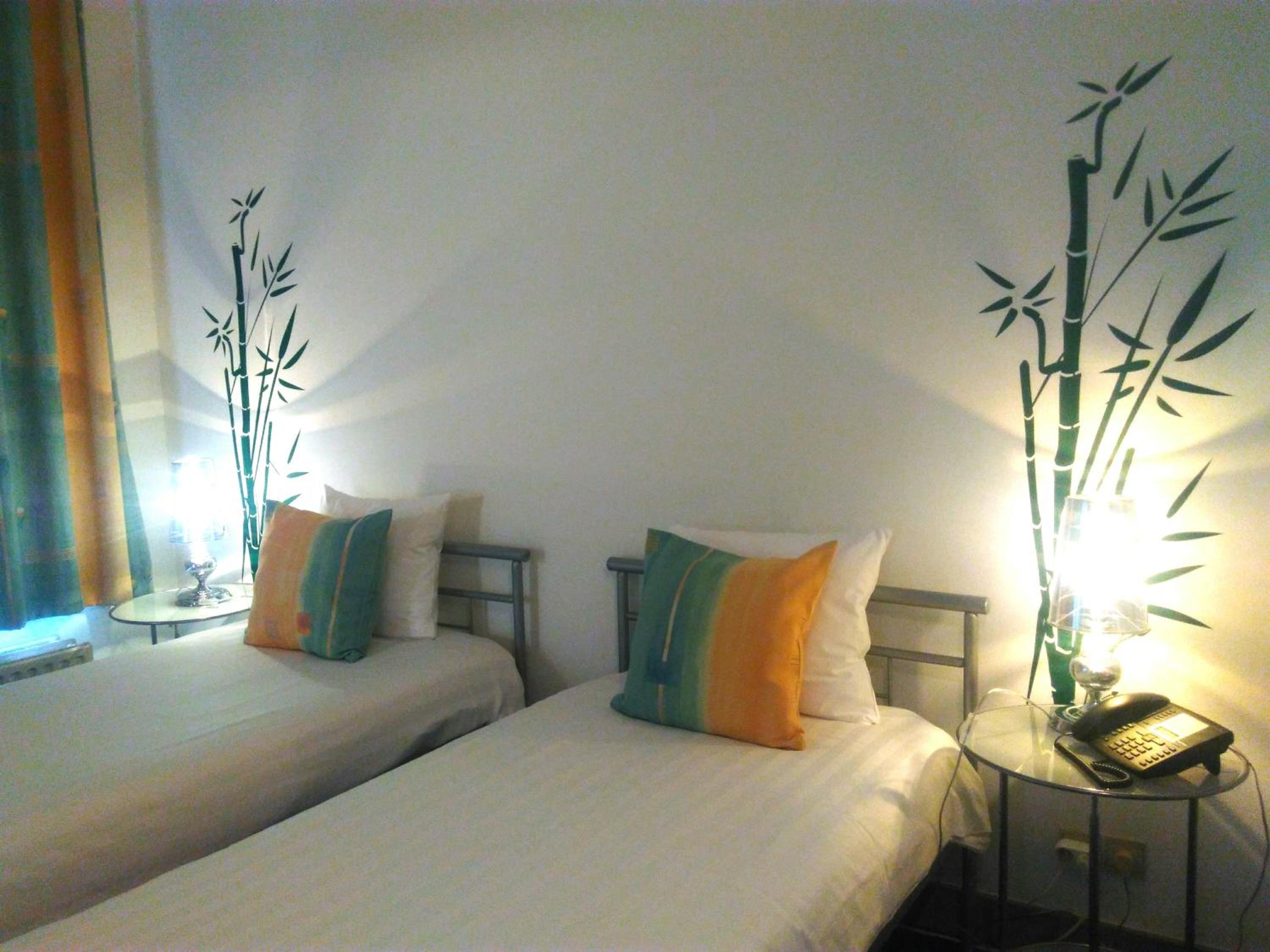Twin Room with Bath - Photo 6