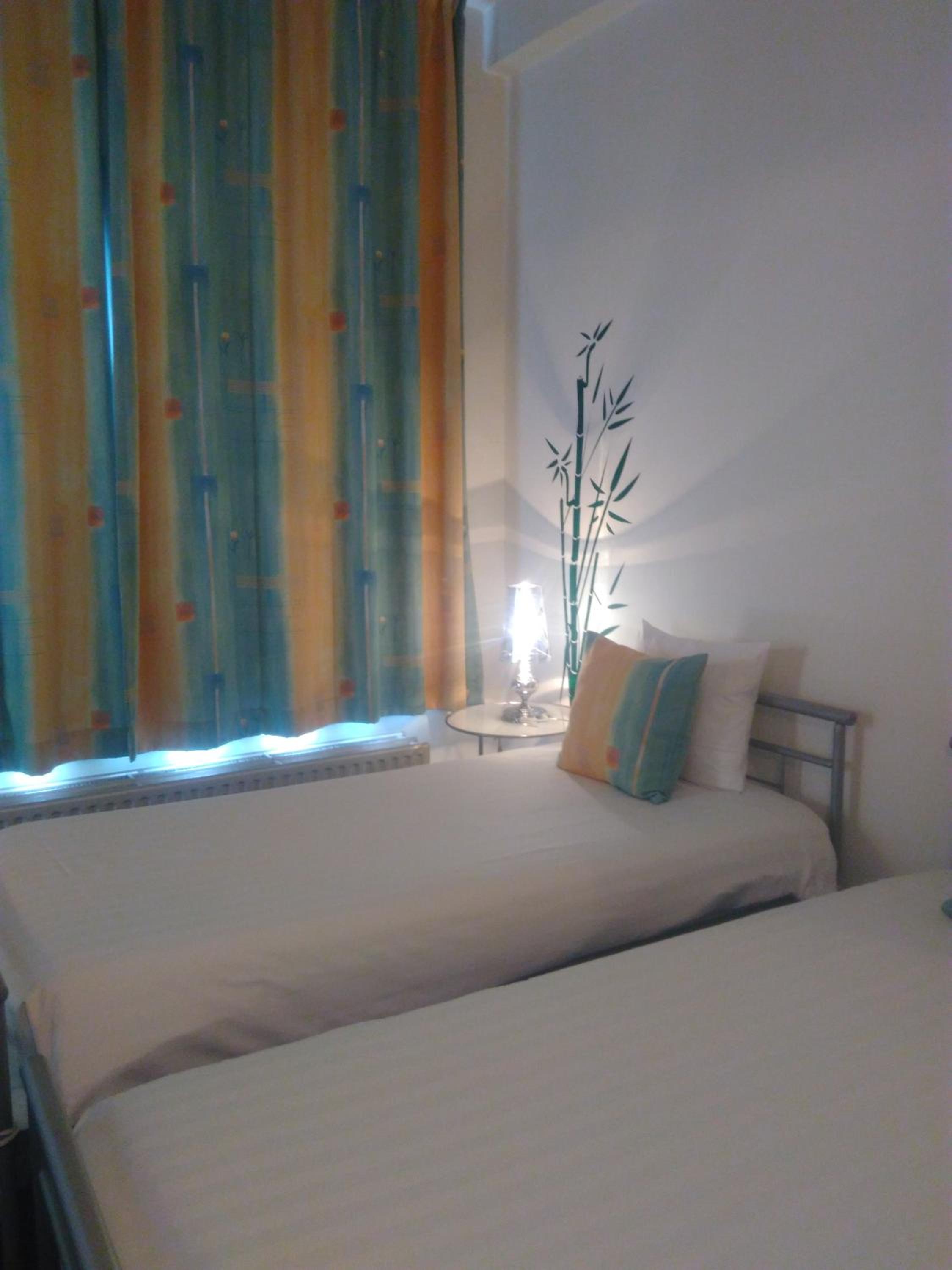 Twin Room with Bath - Photo 7