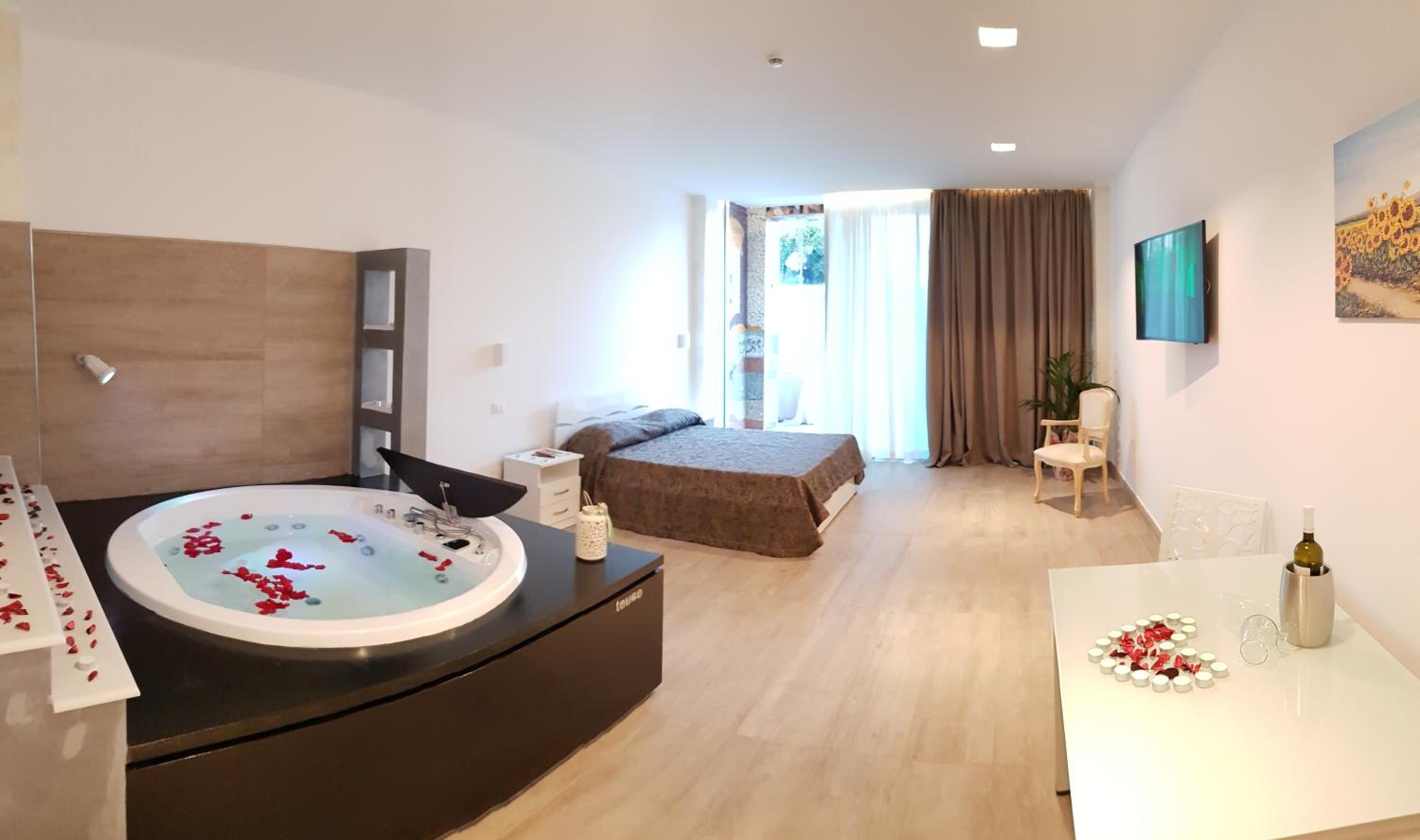 Suite with Spa Bath photo 1