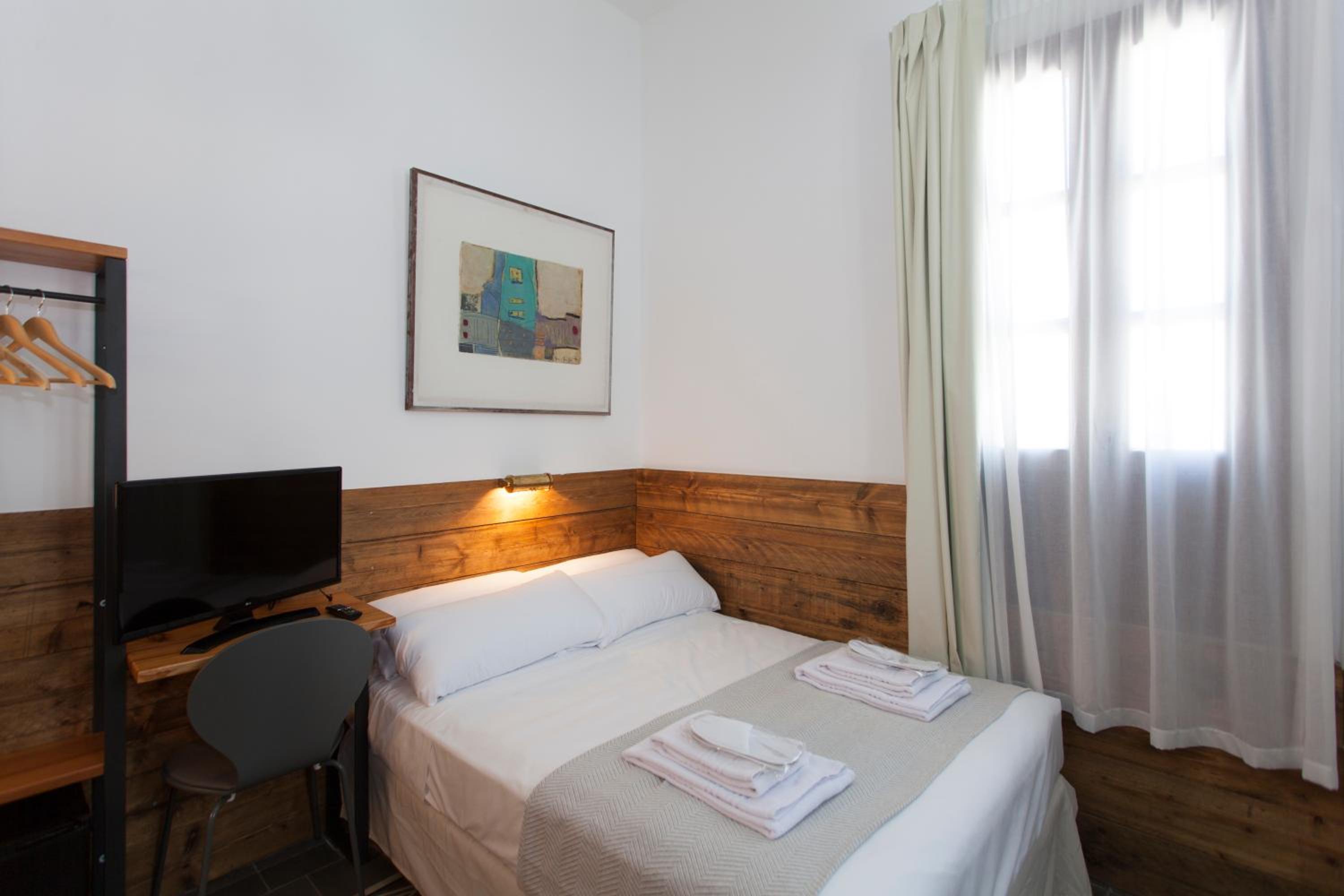 Small Double Room - Photo 8