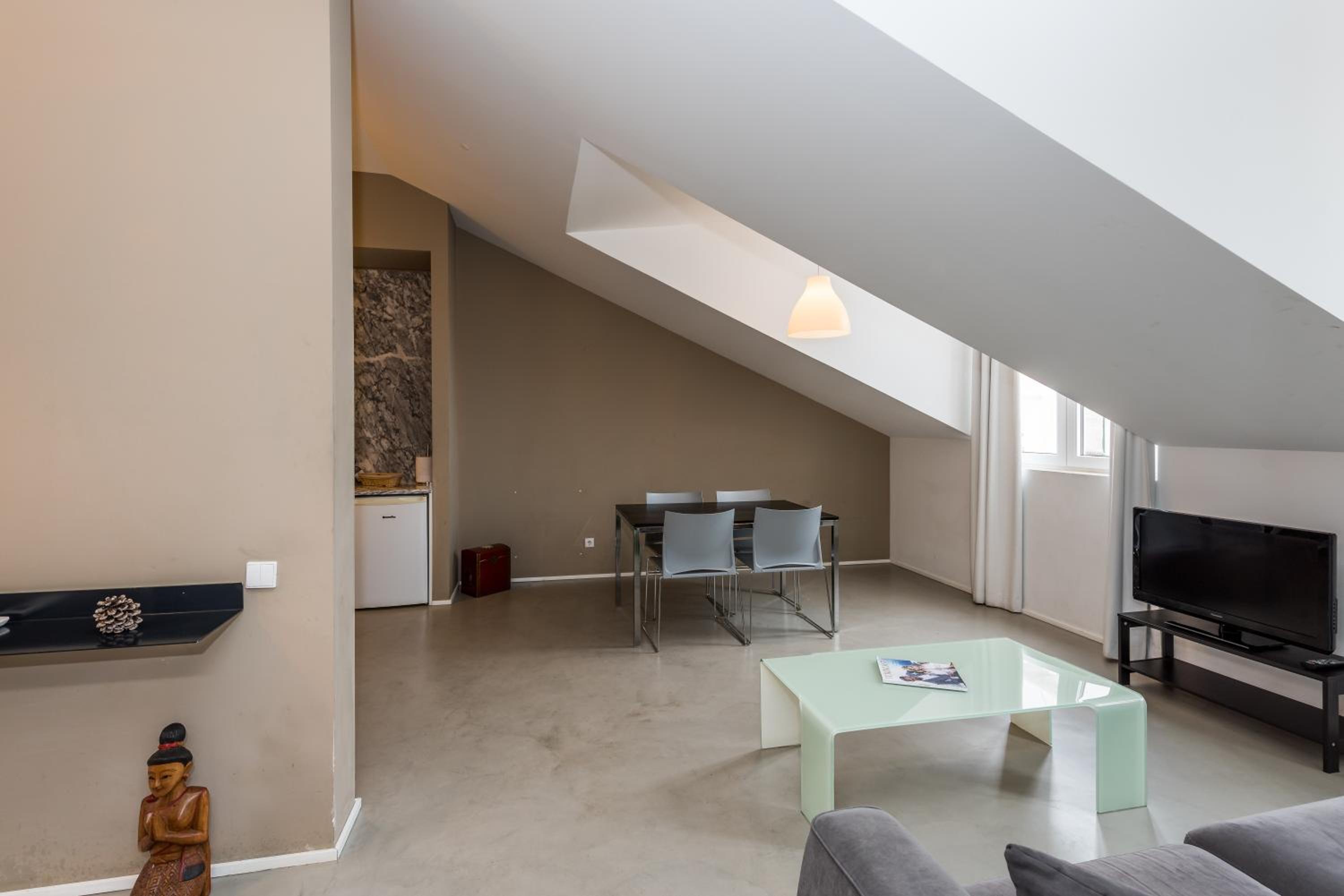 One-Bedroom Apartment with River View - Photo 13