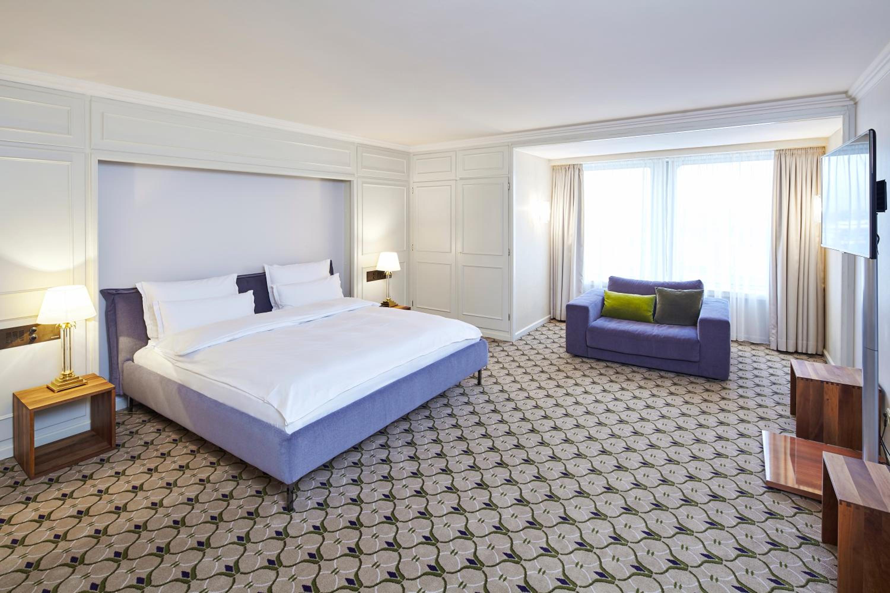 Suite - Photo 1